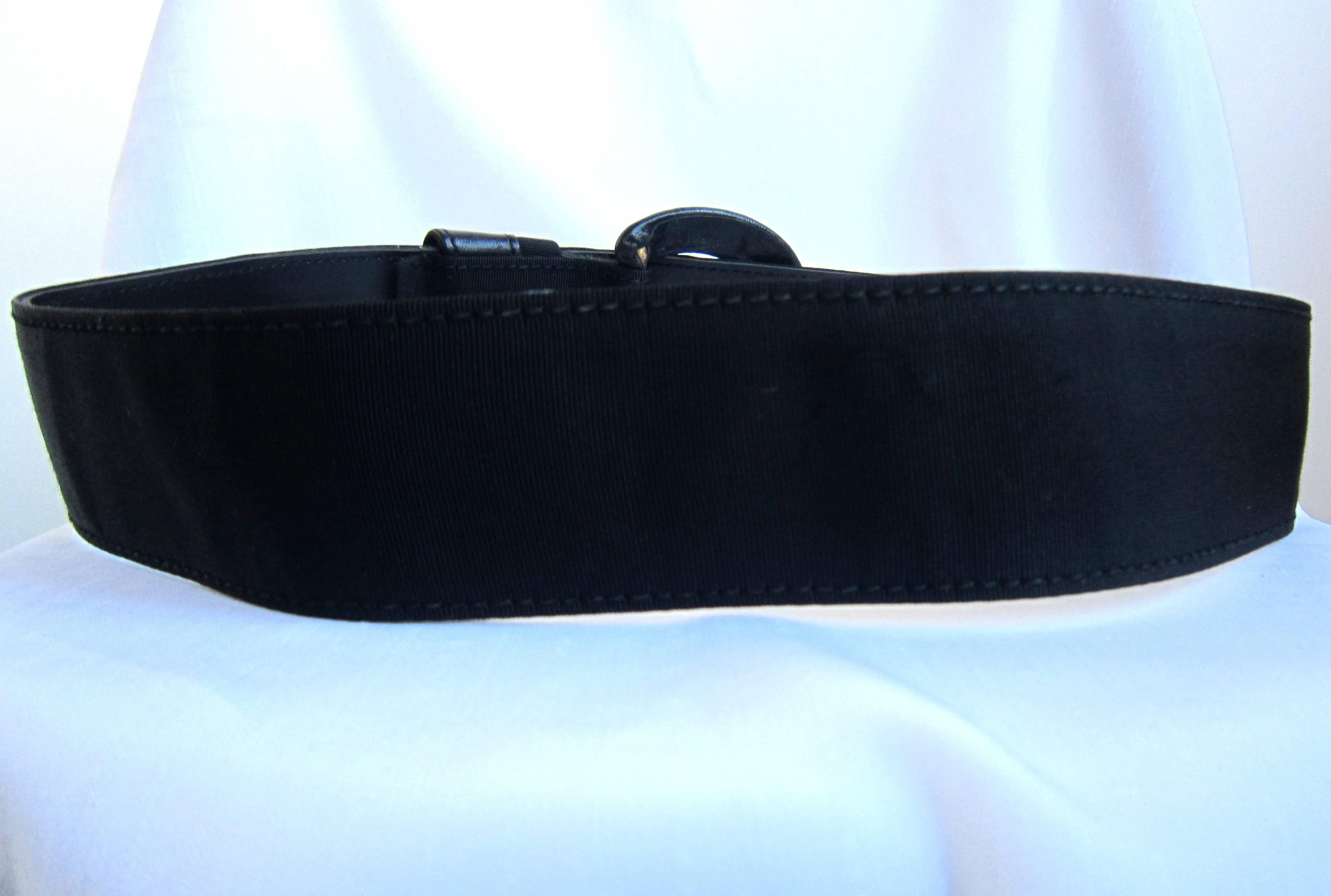 Gianni Versace vintage black fabric and leather belt, 1980s

Brand: Gianni Versace

Material: leather and fabric

Hardware: silver metal

Condition: good condition,few sign of wear
cod 60792

Size: 70

Measurements: lenght 84cm, Width 4,5 cm