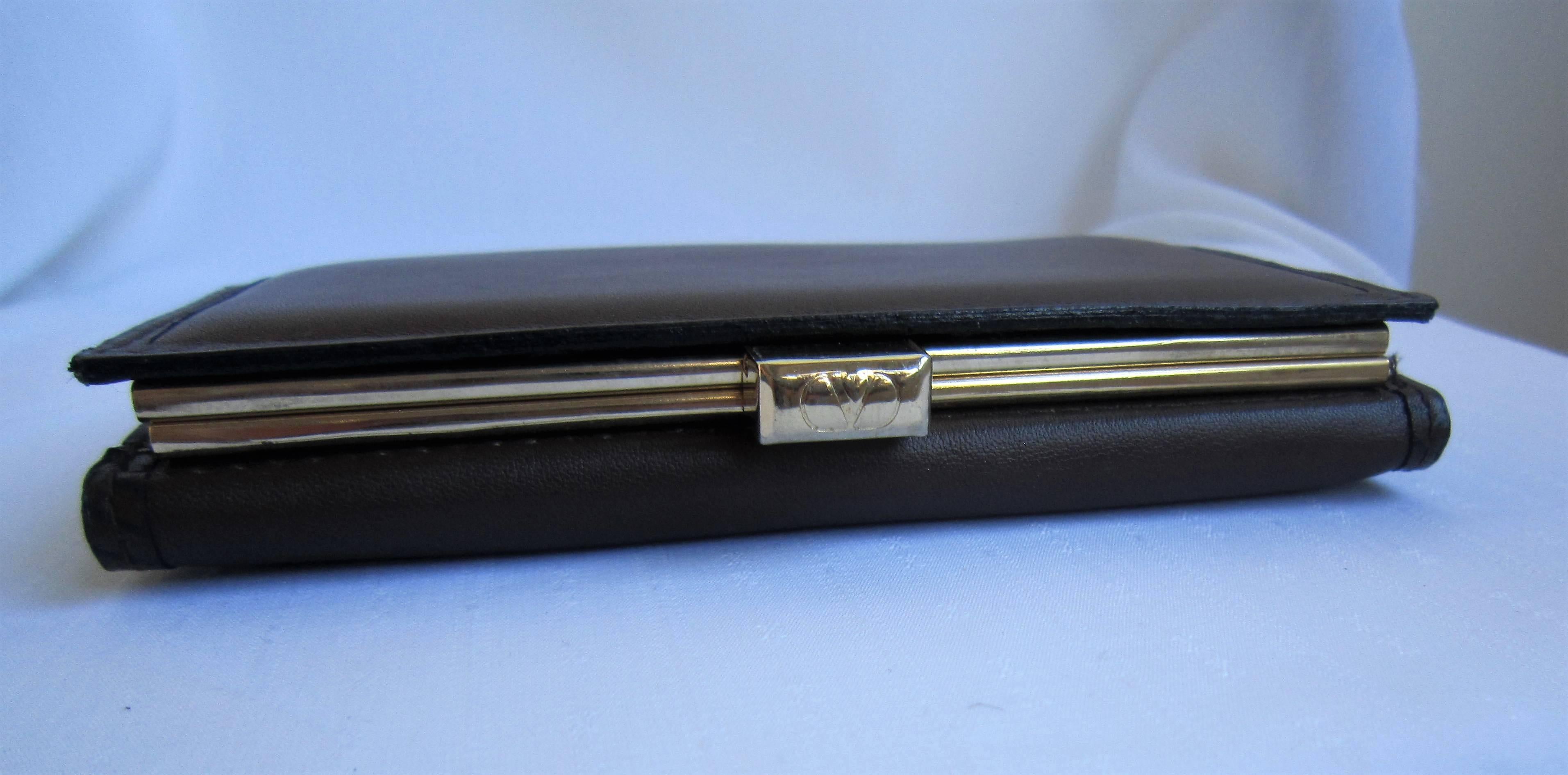 Valentino brown leather wallet, new with box and card.

It has many pockets and a coin purse in the back.

Brand: Valentino

Material: leather

Condition: Good Conditions, Some light signs of wear

Approx. Measurements:

Height : 9 cm

Width: 13 cm