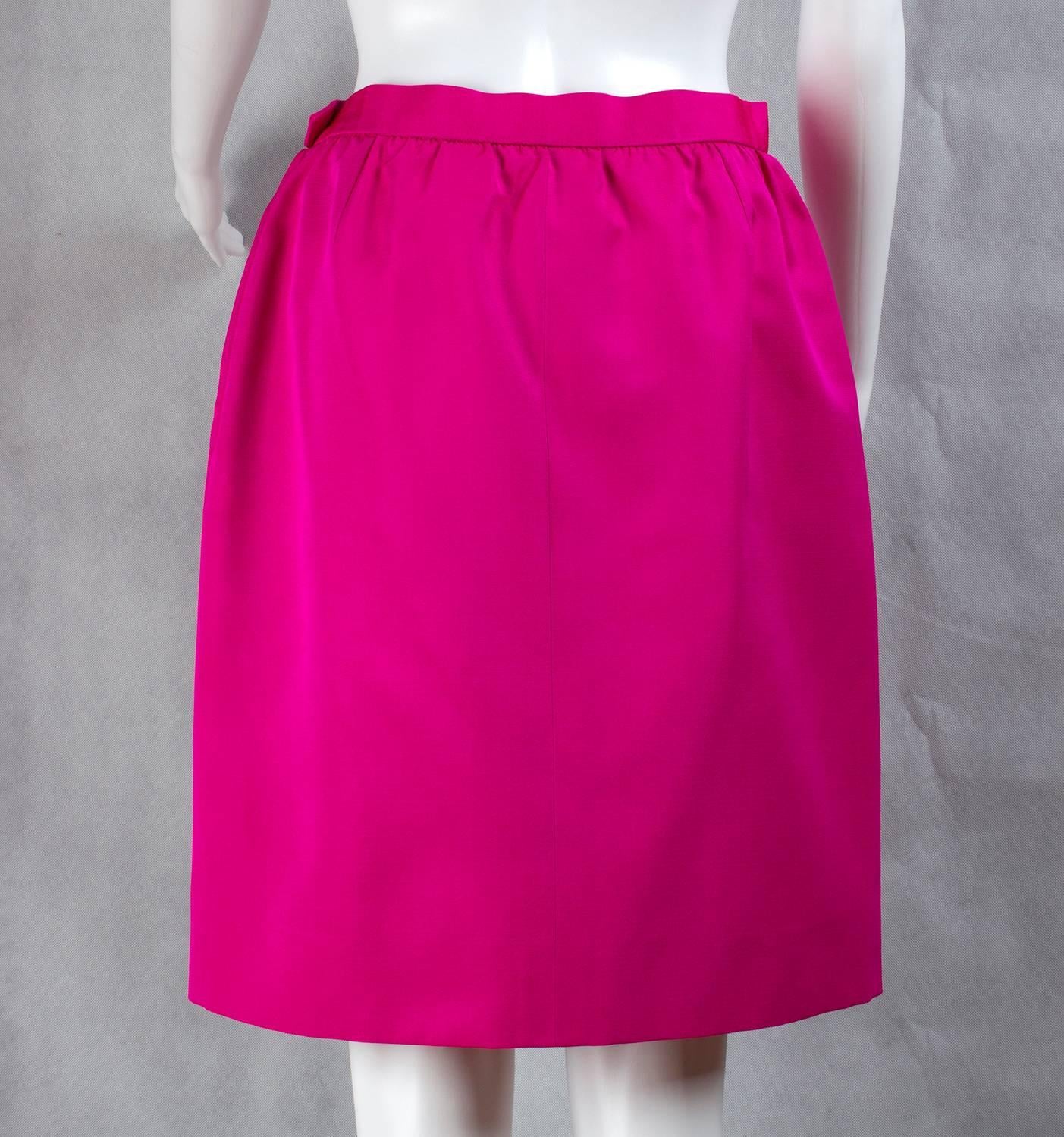 Beautiful pink silk skirt Yves Saint Laurent, 1990's
Two pockets

Brand: Yves Saint Laurent

Size : 42 eu, 12 UK, 8 US

Material: silk

Condition: good condition, Some light signs of wear, one stain in the front part at the bottom

Approx.