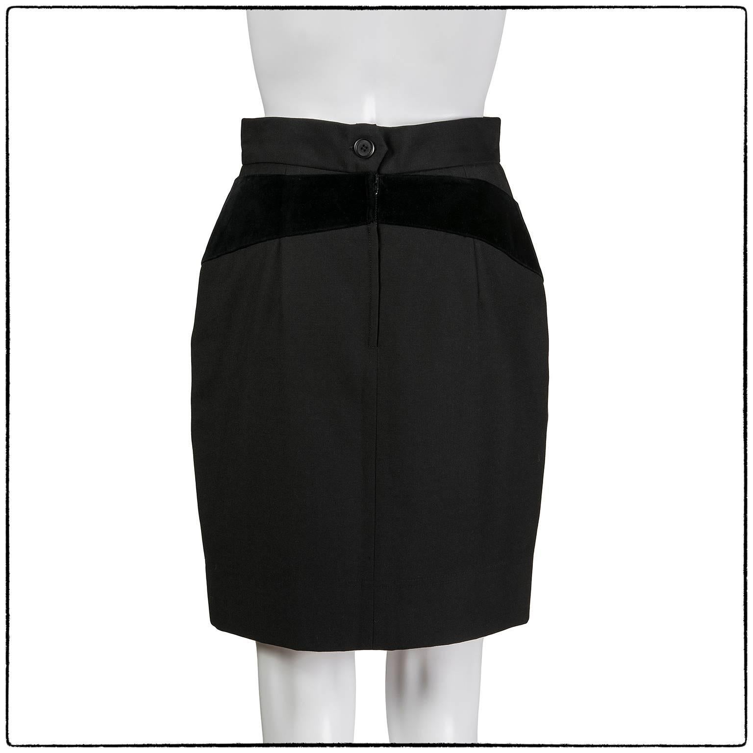 Moschino Cheap and Chic 90's black pencil skirt with black velvet question mark detail.

Brand: Moschino Cheap and Chic

Size : 42 IT, 10 UK, 6 US

Material: wool, velvet
Fully lined in 60% acetate, 40% rayon.

Condition: good condition, Some light