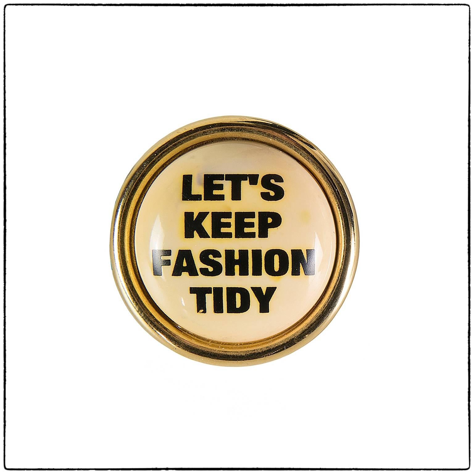 New Vintage Moschino Beige “Let’s Keep Fashion Tidy” Round Clip On Earrings In Good Condition For Sale In Rome, IT