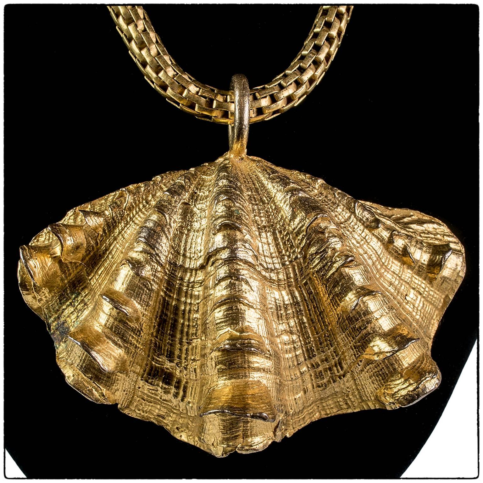 Stunning  Mercedes Robirosa gold tone metal shell necklace, 1980's
Very rare piece, for collectors.

Mercedes Robirosa, Argentinean origin, former Yves Saint Laurent model in the 60s and 70s. After participating to catwalks of famous couture houses,