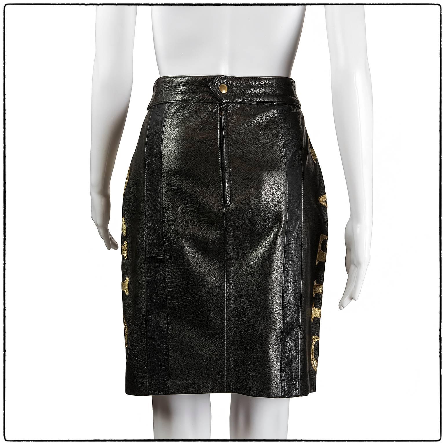 Moschino Cheap and Chic black and gold leather skirt, 1990s In Good Condition For Sale In Rome, IT