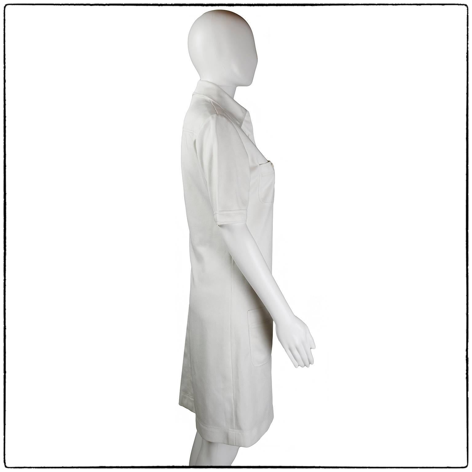 Minimalist and Iconic  Yves Saint Laurent white dress, circa 1980s

Mark: Saint Laurent

Size: 42 IT, 10 UK, 6 US

Material: There's no fabric label 

Conditions: Good condition, some signs of wear, just a little part of the seam at the bottom that