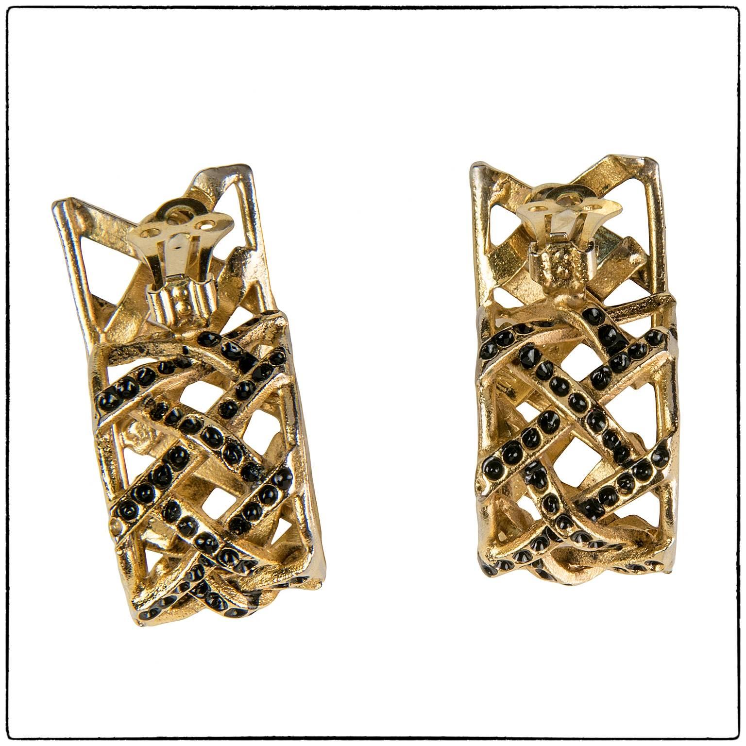 Beautiful gold tone metal Ugo Correani clip on earrings, 1980s made in Italy.

Earrings height measures 4 cm

UGO CORREANI (1935 - 1992) was an Italian fashion designer specializing in accessories and jewelry design.
Born in Frascati, at 20 years