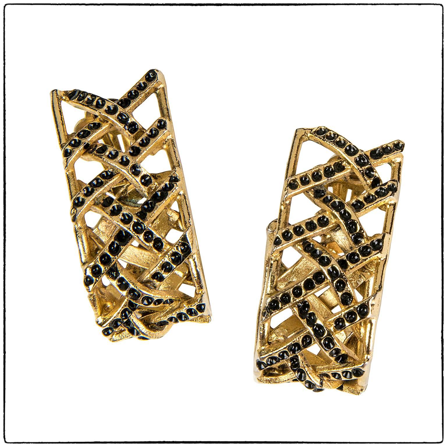 Women's Vintage Ugo Correani gold tone earrings, 1980 made in Italy For Sale