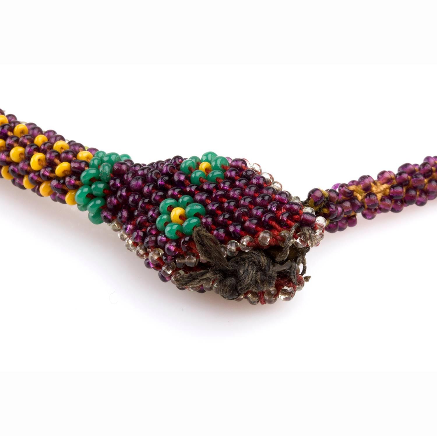 Collectible 1910s/1920s glass bead snake choker.
It's a Stunning antique WW1 Turkish Prisoner of war Beaded Snake Necklace 

Material: glass coloured beads

Measures: 45 cm

Condition: good condition, few signs of wear

cod 59642