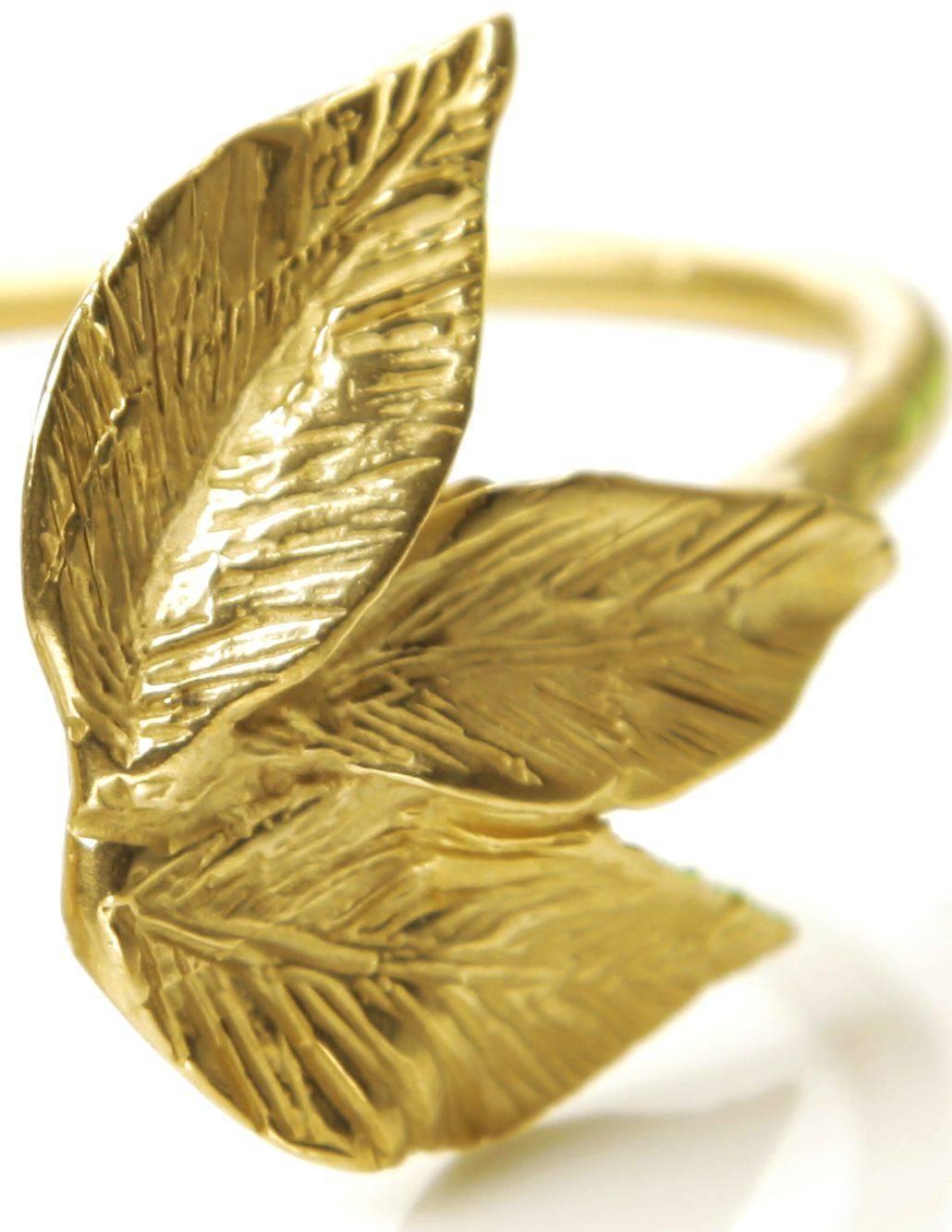 This bracelet is created in Italy with a lost wax technique  and handmade.
Completely inspired by nature, in particular to light which gives vitality to material.
Giulia Barela jewels are characterized, stylistically, from strong sculptural effects.