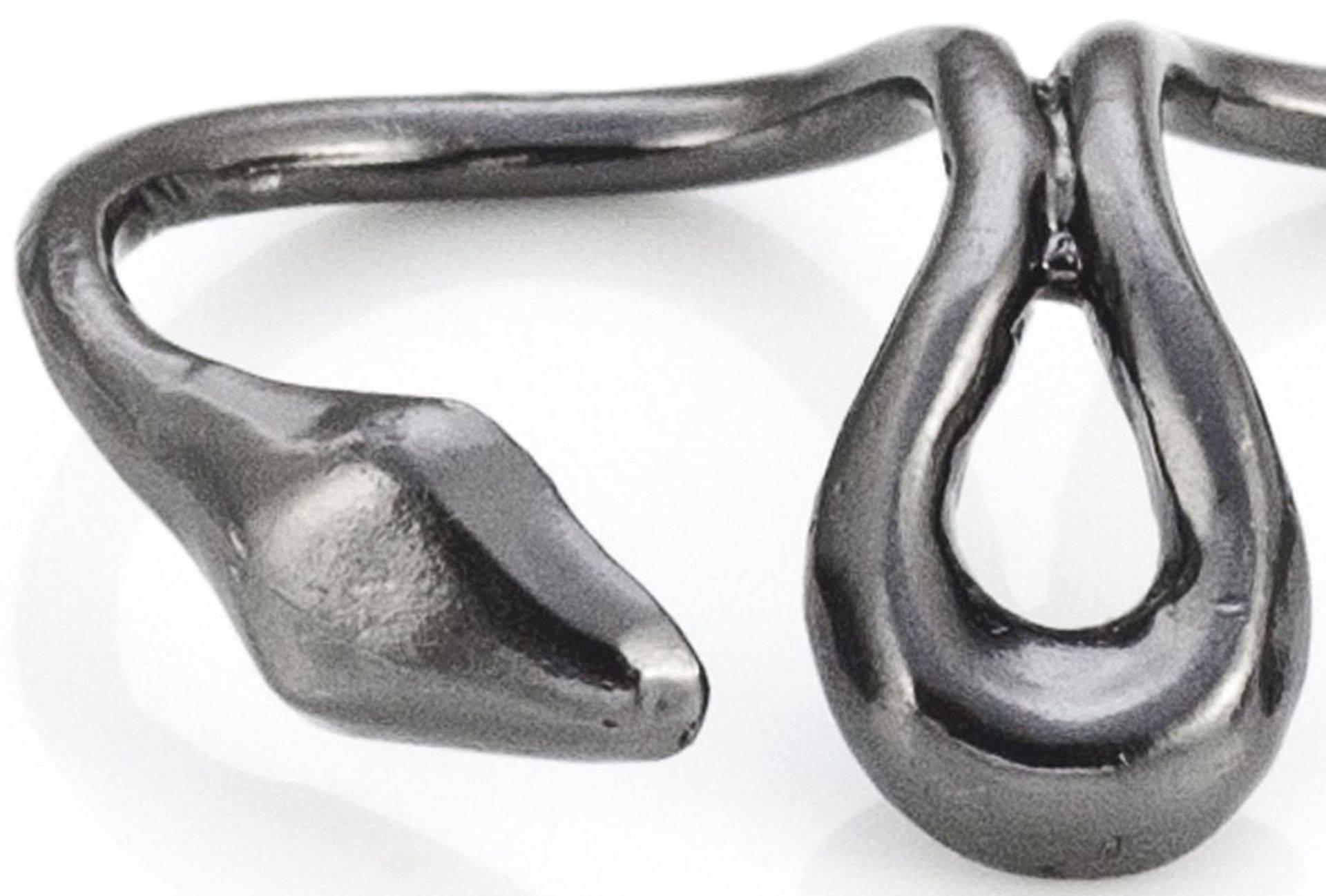 Giulia Barela's Ribbon ring

A snake gets comfortable between a few fingers, hold on tight creating a bond of strength.

Material: 925 silver, black rhodium

