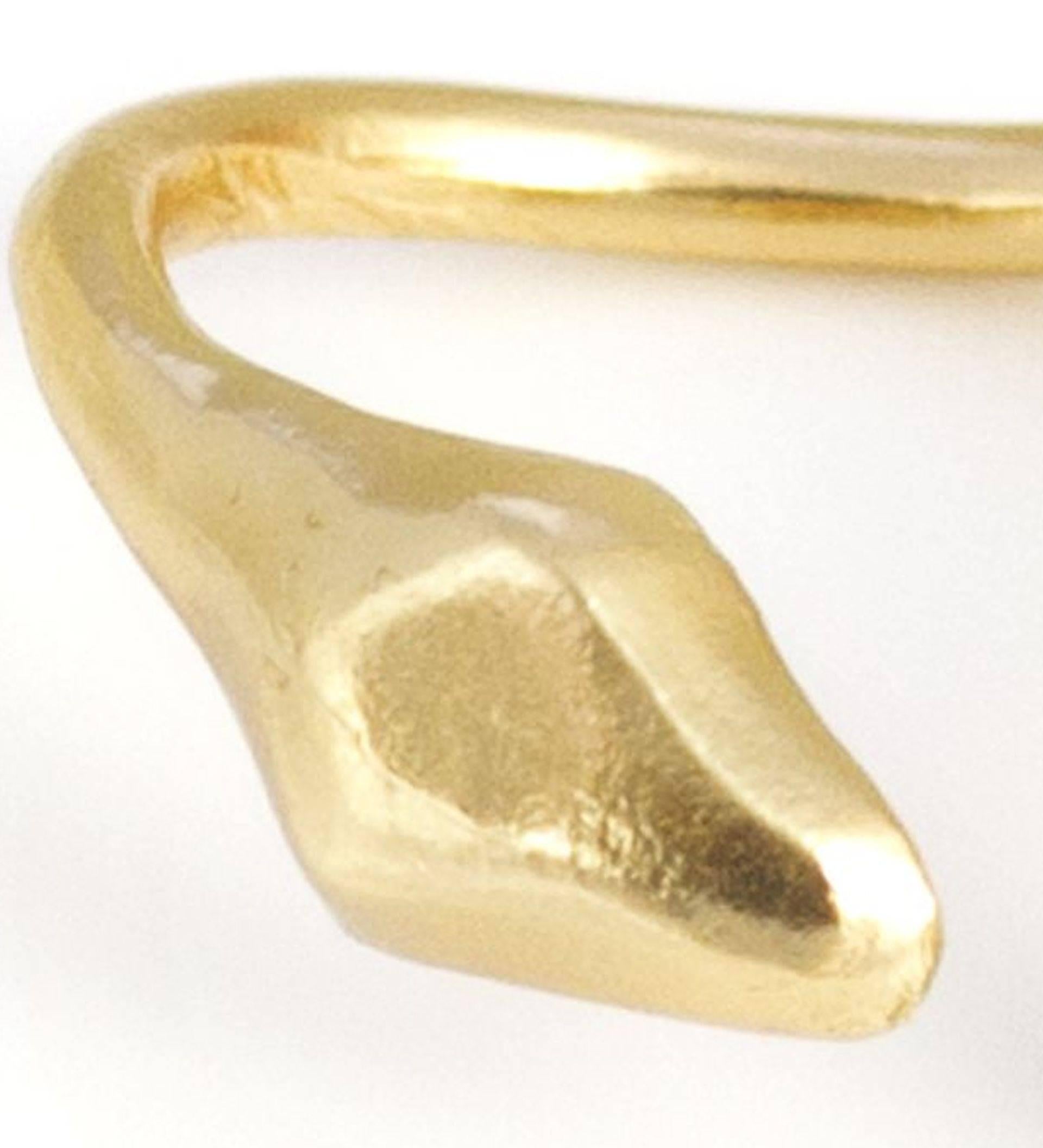 Giulia Barela' s gold plated bronze Ribbon ring

A snake gets comfortable between a few fingers, hold on tight creating a bond of strength.
  
Material: gold plated bronze
Weight: 9 gr 