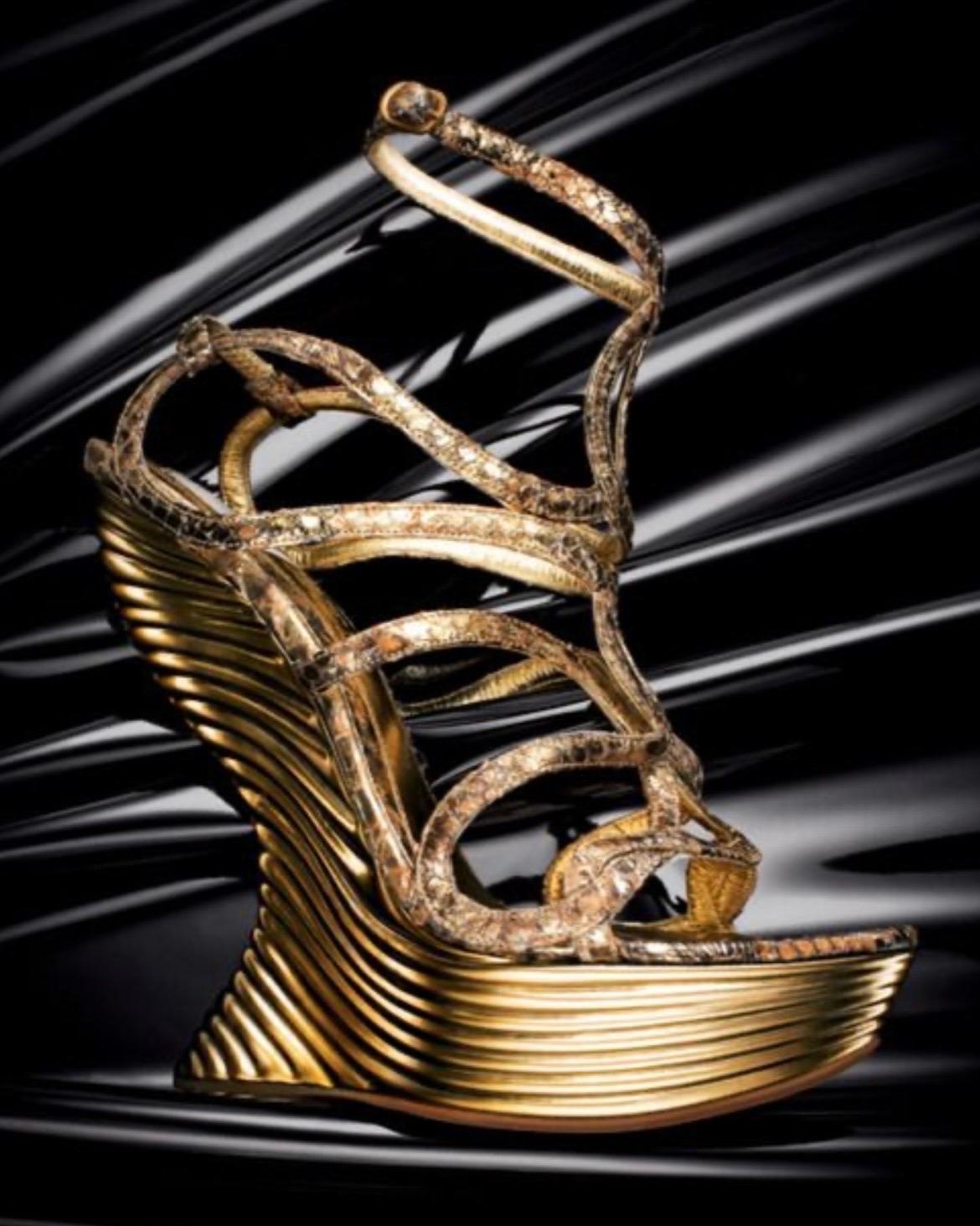 Hier ist er: der heilige Gral aller Schuhe!
Alexander McQueen Austernschalen-Keilsandalen 
Wie bei Kate gesehen 
IT Größe 36 - US 6
Neu, Anzeigemodell.
Einzelhandelspreis $4.630,00