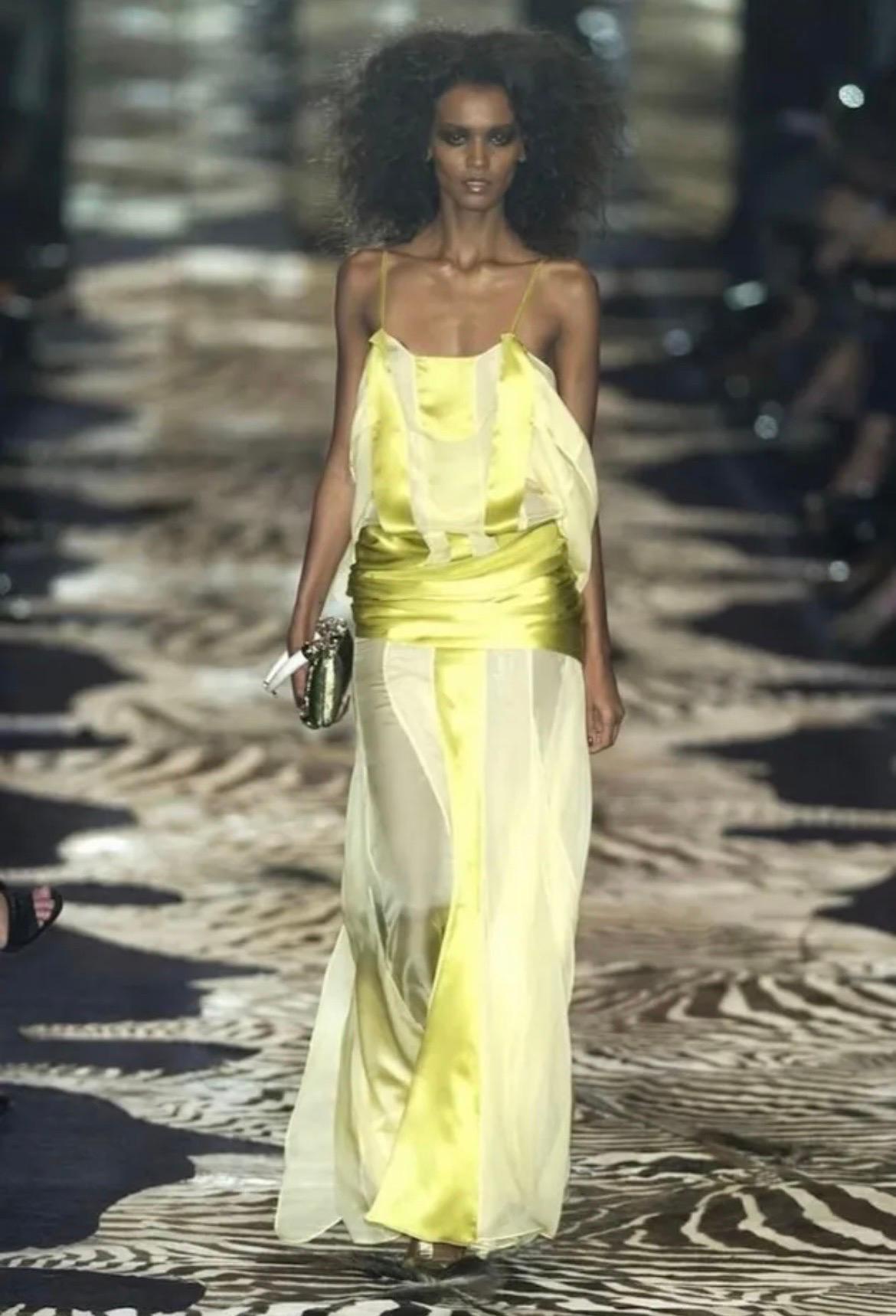 Tom Ford for Yves Saint Laurent Pochette Rive Gauche en émail et Jewell
Collection S/S 2004
Métal laqué brun foncé avec une touche de vert, ornements de cristaux et de bijoux, poignée supérieure en corne, doublure en daim noir et fermeture à
