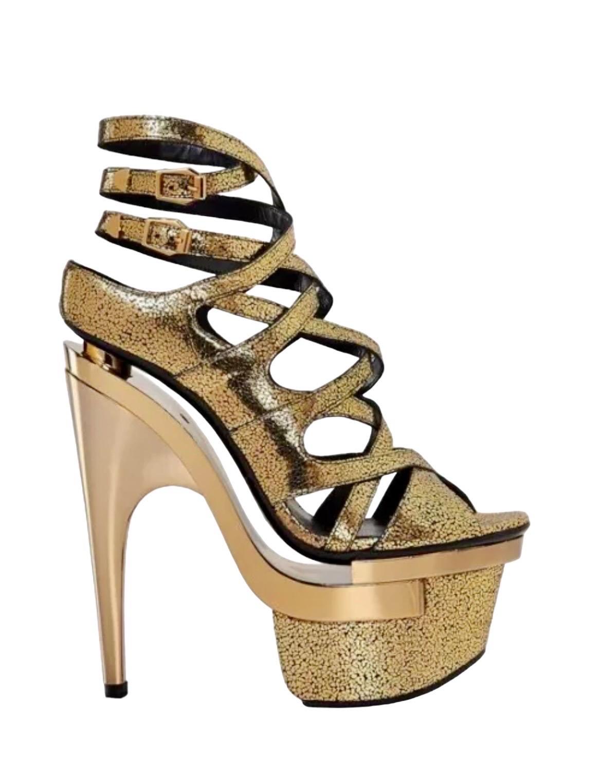VERSACE 
PLATFORM SANDALS
Versace's Triple Platform Heels are guaranteed to make heads turn.
Heel 6