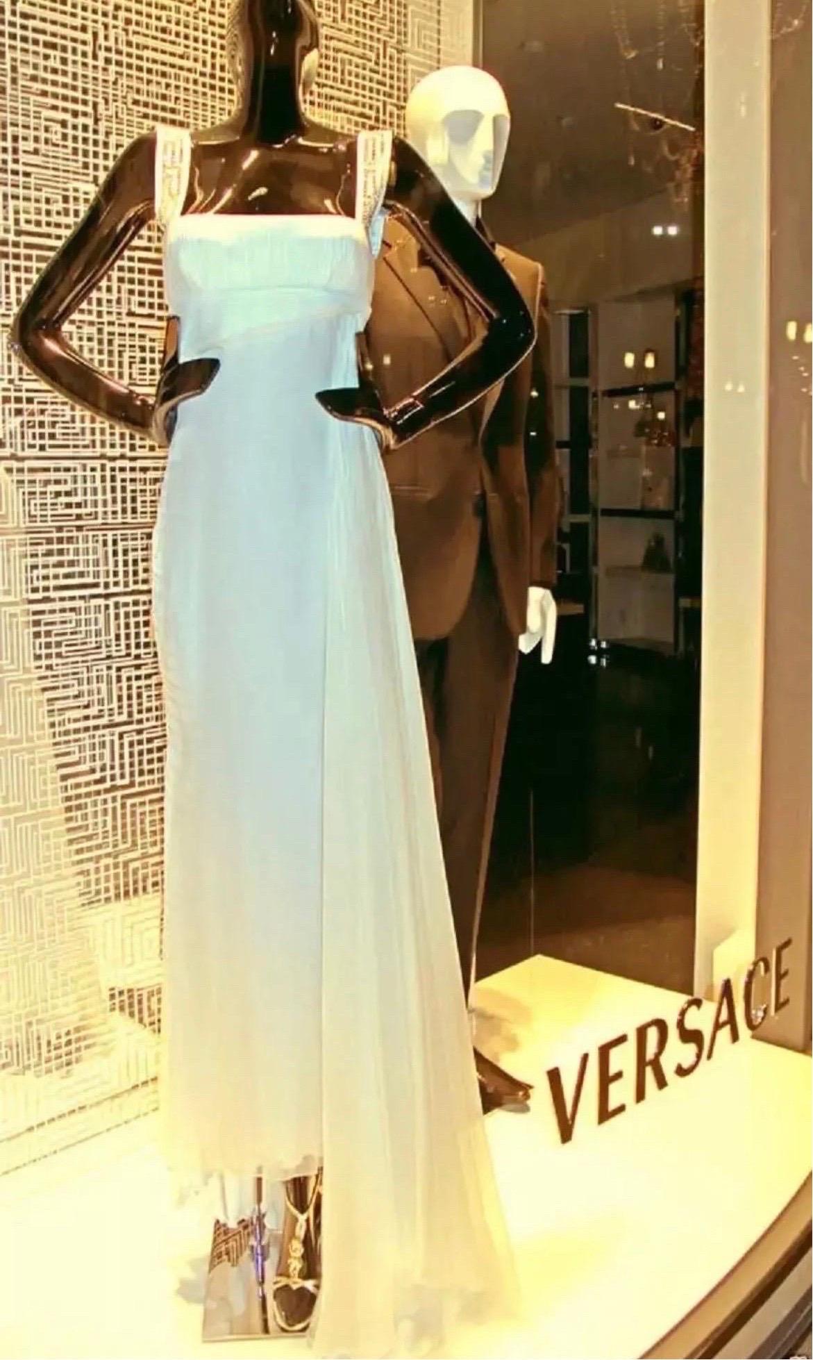 ABITO BIANCO IMPREZIOSITO DA CRISTALLI DI VERSACE  
Perfetto per il matrimonio!
Contenuto: 72% viscosa, 28% seta
Taglia IT 44 - US 8
Da ascella ad ascella: 17