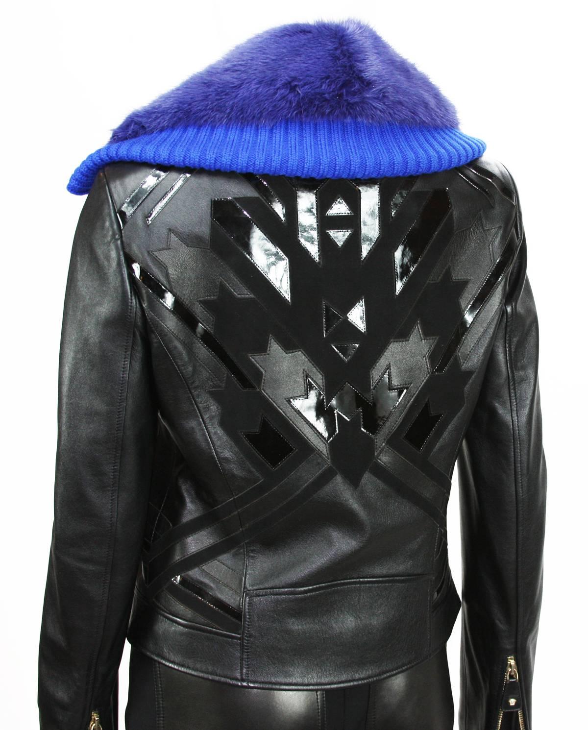 Versace - Veste de moto en cuir noir avec double col de vison amovible, état neuf, 8795 $ en vente 2