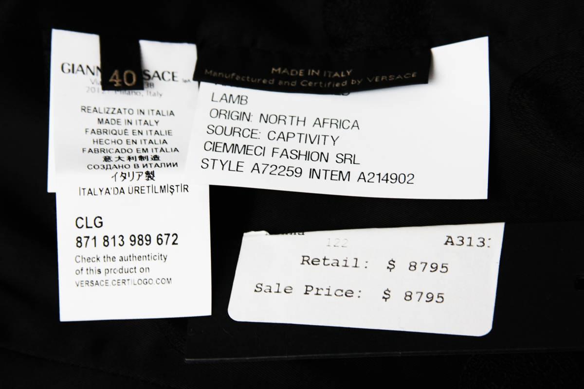Versace - Veste de moto en cuir noir avec double col de vison amovible, état neuf, 8795 $ en vente 4