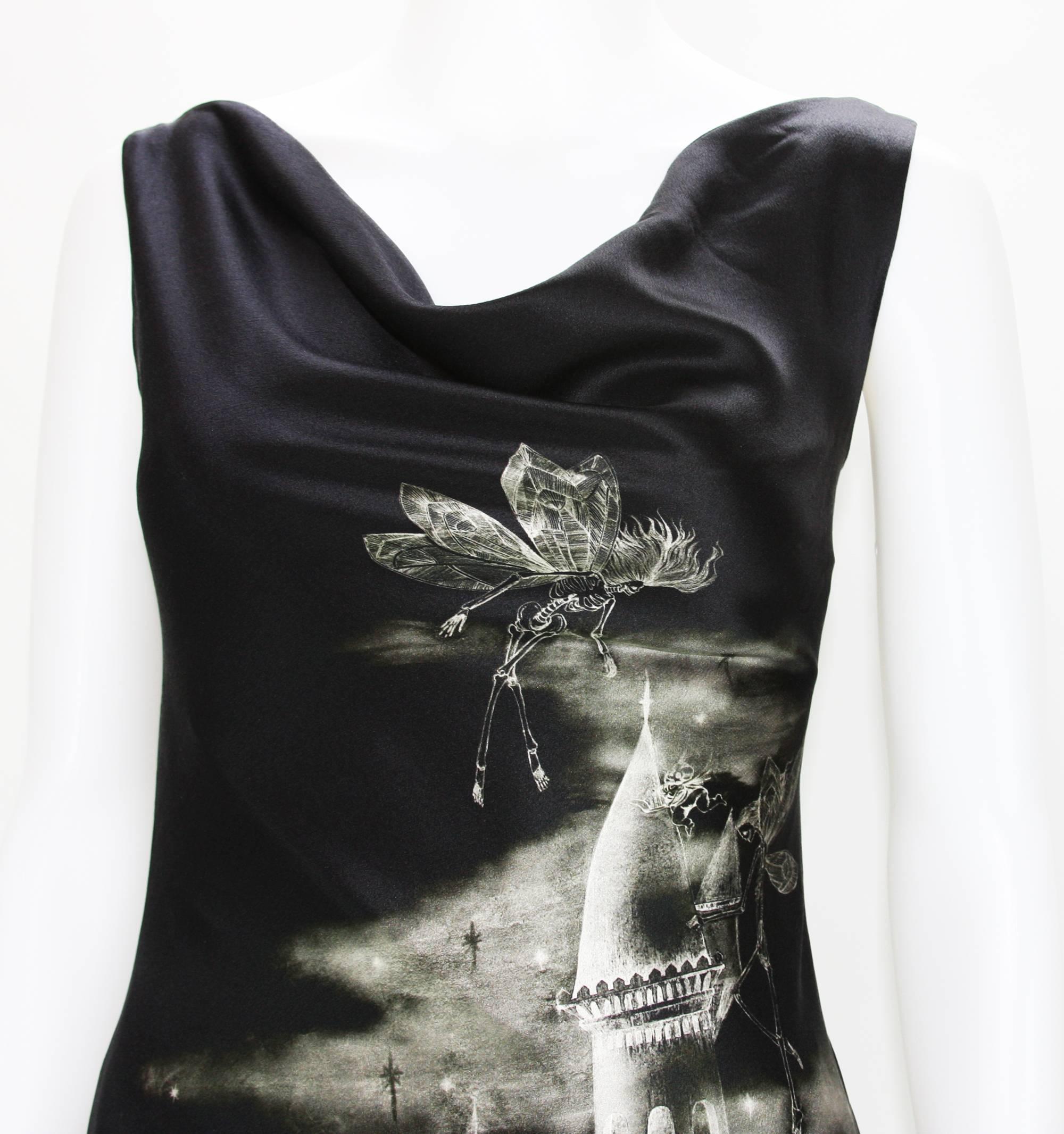 Alexander McQueen Collection 2007 Robe en soie à dos ouvert avec fée squelette du château 40 Excellent état - En vente à Montgomery, TX