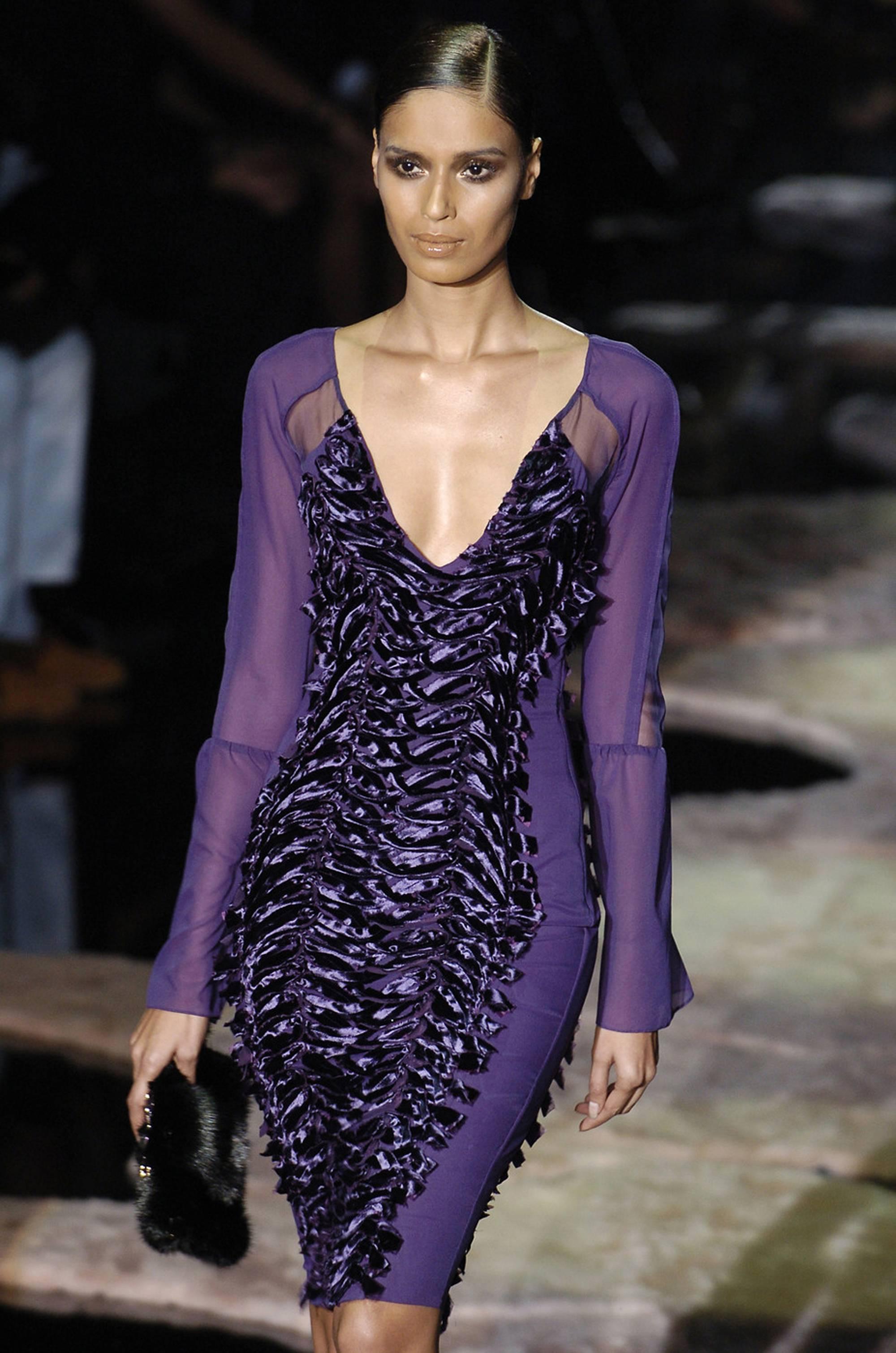 TOM FORD pour GUCCI Runway - Robe en stretch violet
collection F/H 2004
Taille italienne 40 - US 4
Couleur - Violet
Velours devant et derrière
60% Polyester, 20% Rayon, 10% Spandex, 10% Soie
Mesures : Longueur - 40 pouces, Taille - 28 pouces, Hanche