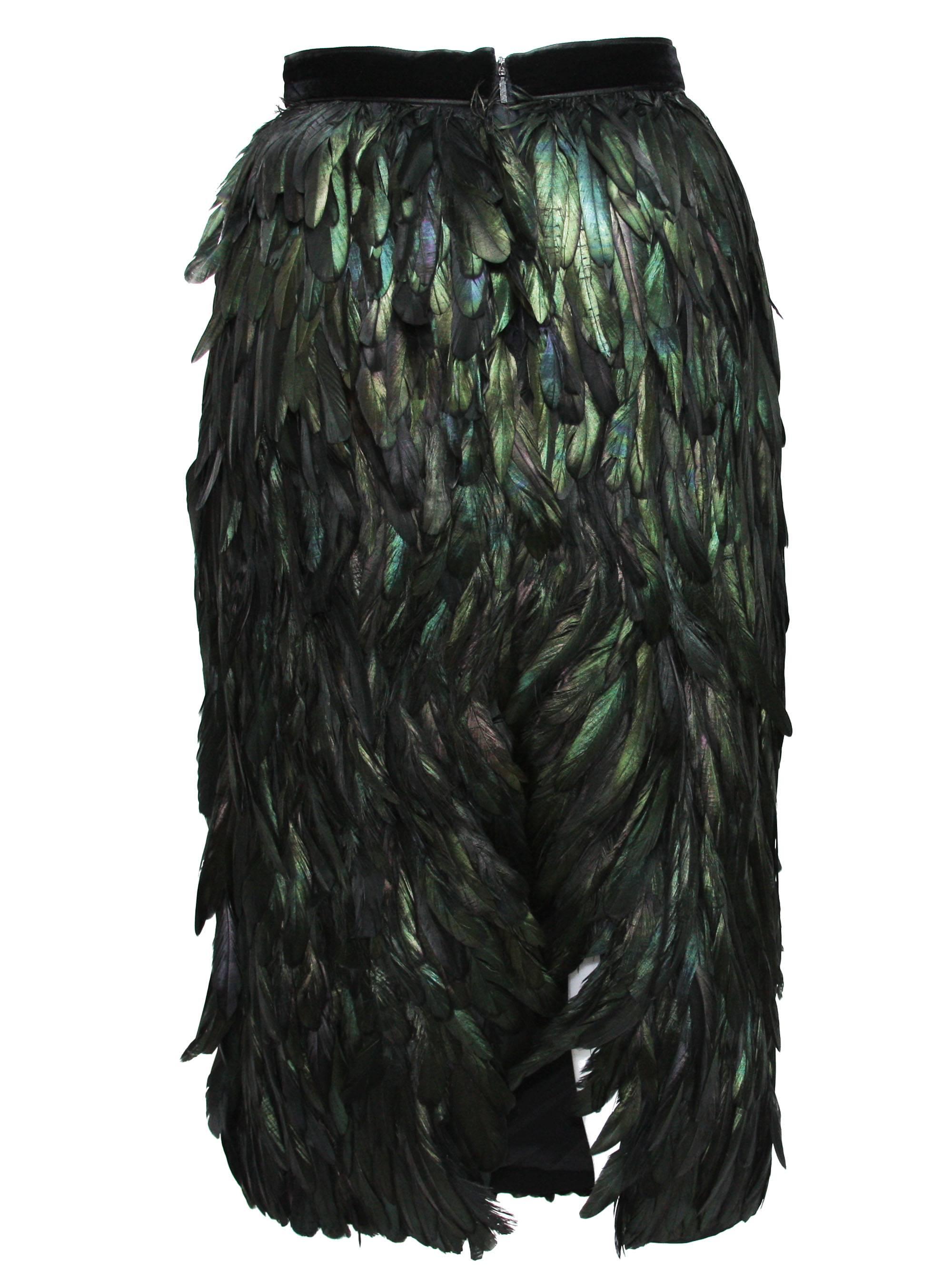 Gucci Runway Silk Long Feather Skirt
Italian Size 40 - US 4
Color - Tropical Paradise Green
Black Velvet Waist Band
Single Vent & Zipper at Back
Fully Lined
Waist - 26 inches, Length - 28 inches
Made in Italy
Excellent Condition.
