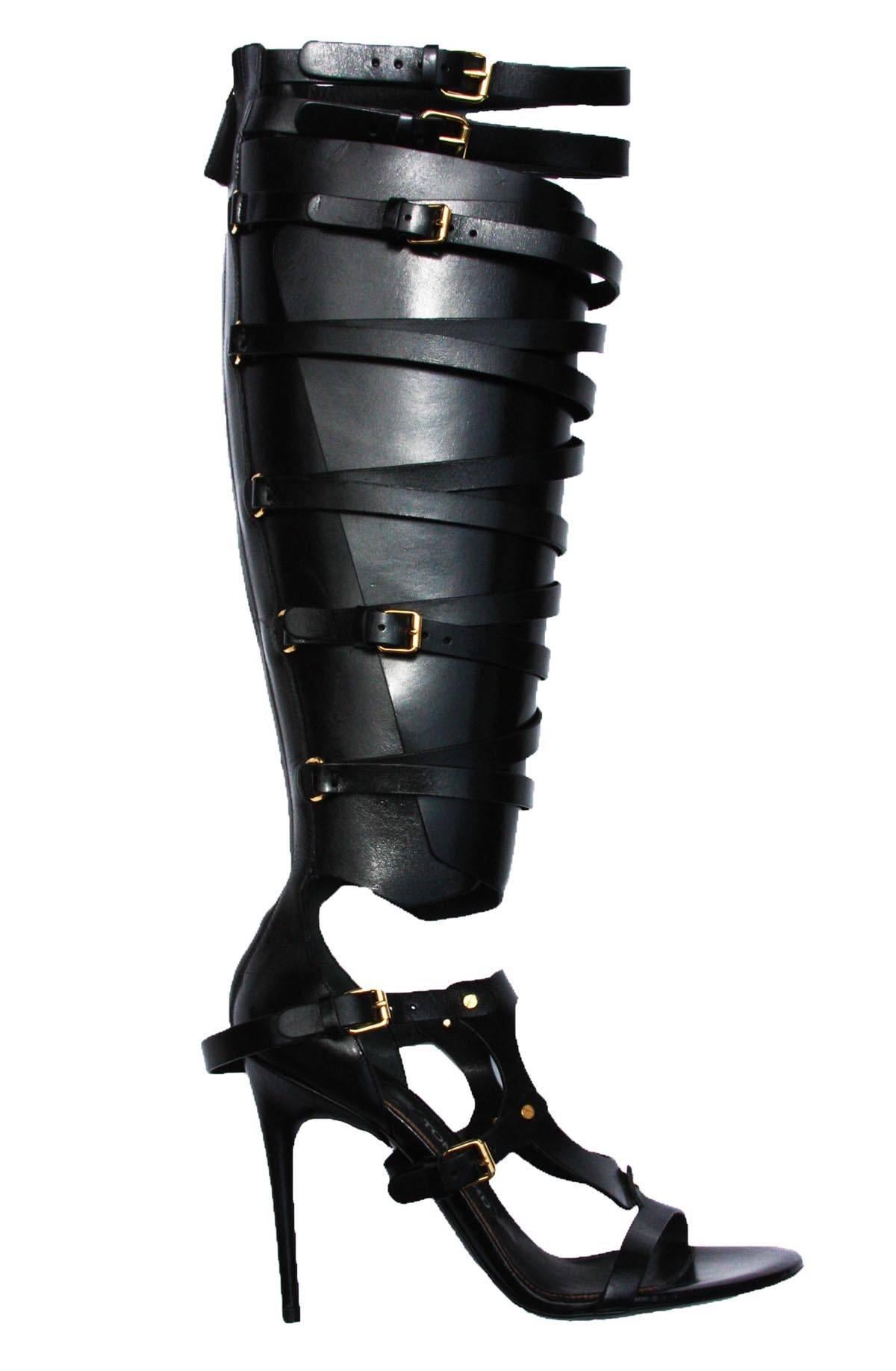 New Tom Ford Black Strappy Buckled Gladiator Sandal Boots
Italian size 39.5
100 % Leather.
Golden hardware.
Buckled straps wrap around the shaft.
Open toe. Back zip. 4 1/4