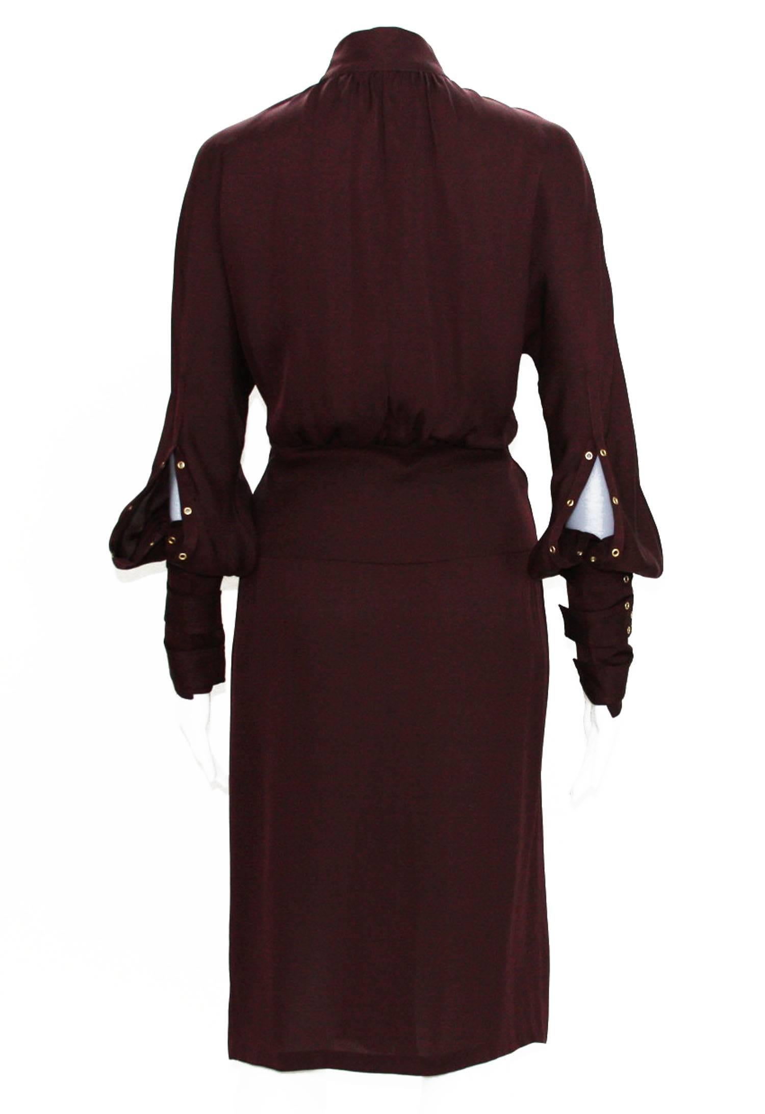 Tom Ford für Gucci 2003 Kollektion Burgunderfarbenes Kleid mit Ösenärmeln und 3 Schnallenverschlüssen 40 -  (Schwarz) im Angebot