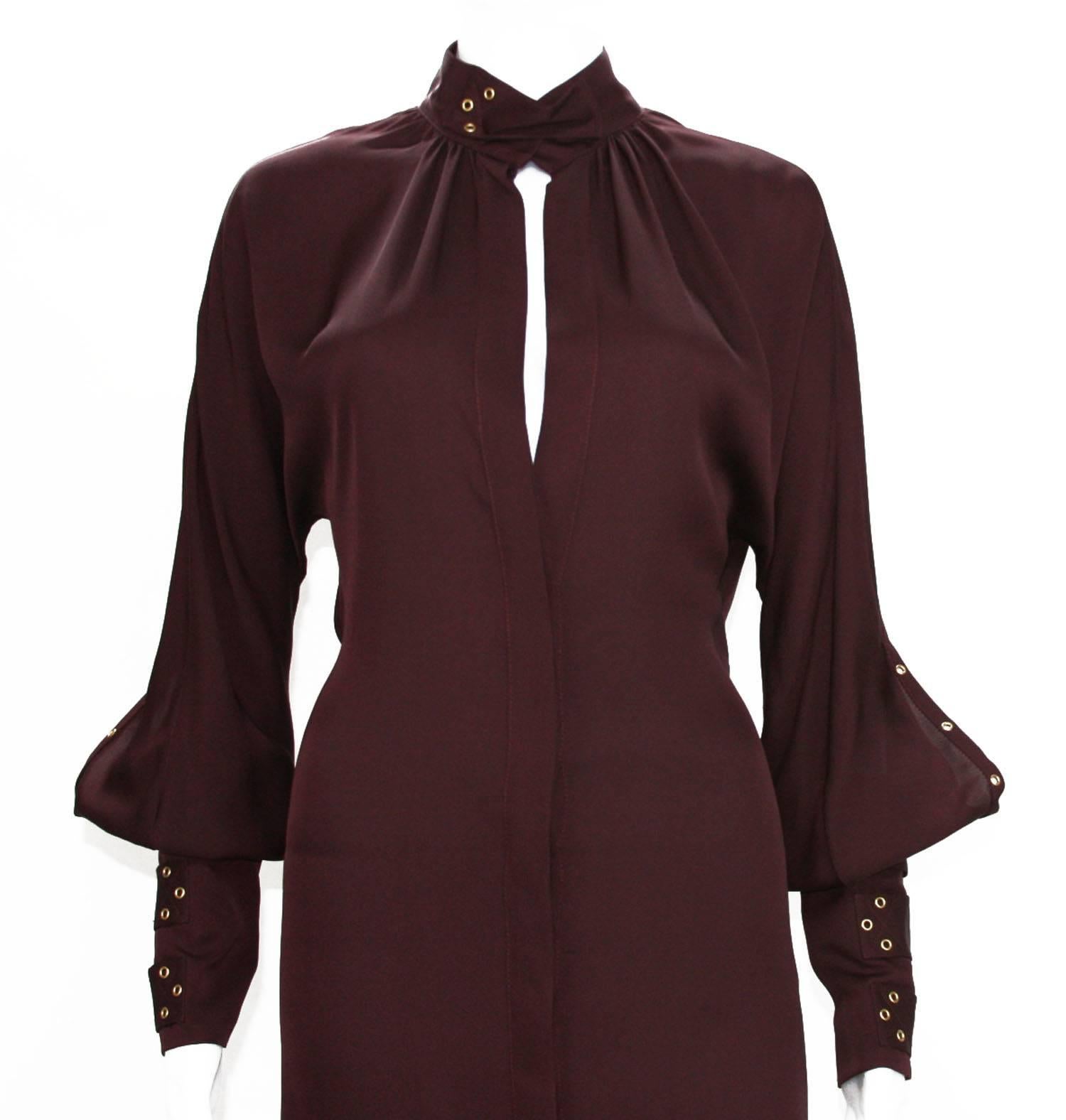 Tom Ford für Gucci 2003 Kollektion Burgunderfarbenes Kleid mit Ösenärmeln und 3 Schnallenverschlüssen 40 -  Damen im Angebot