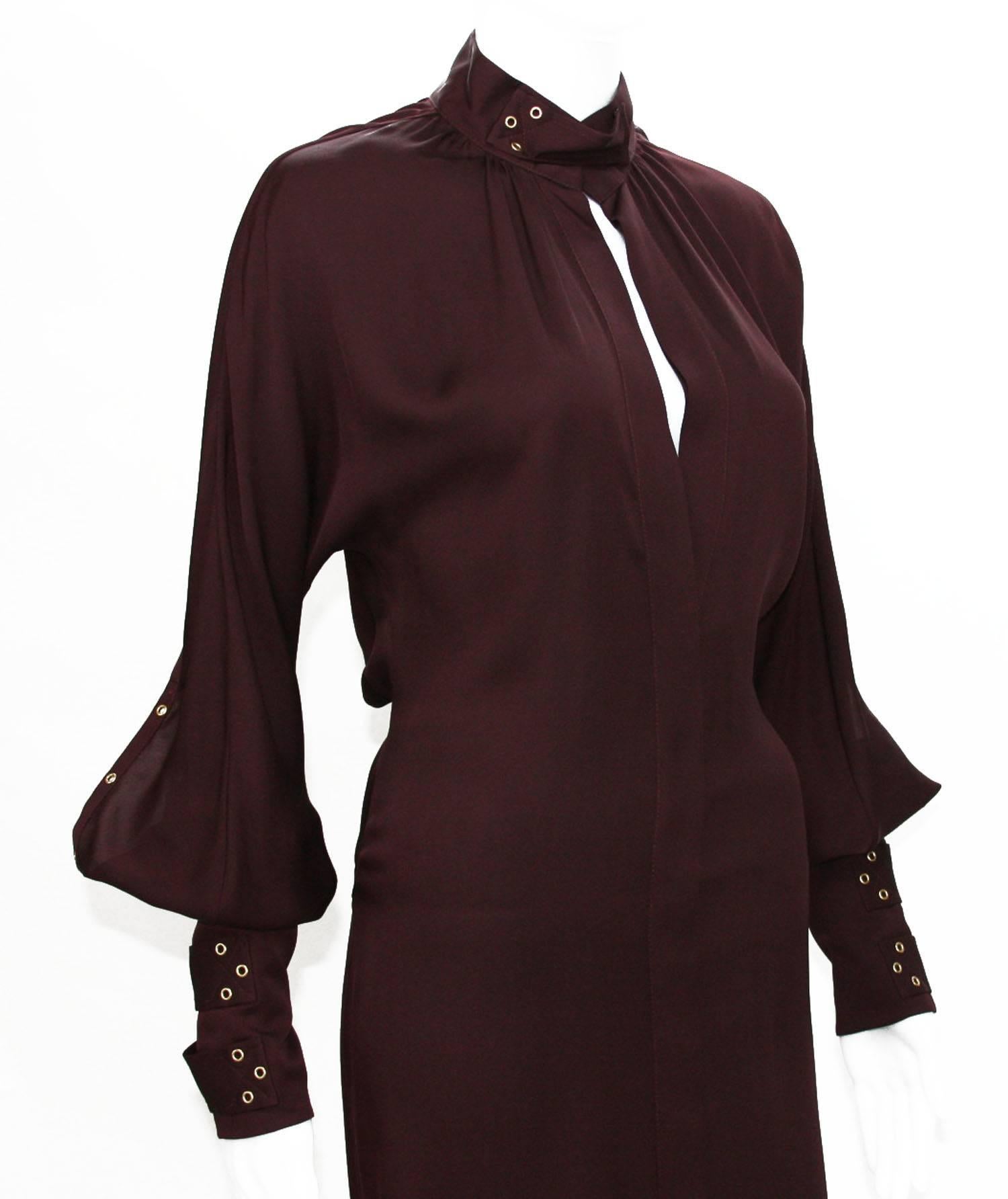 Tom Ford für Gucci 2003 Kollektion Burgunderfarbenes Kleid mit Ösenärmeln und 3 Schnallenverschlüssen 40 -  im Angebot 1