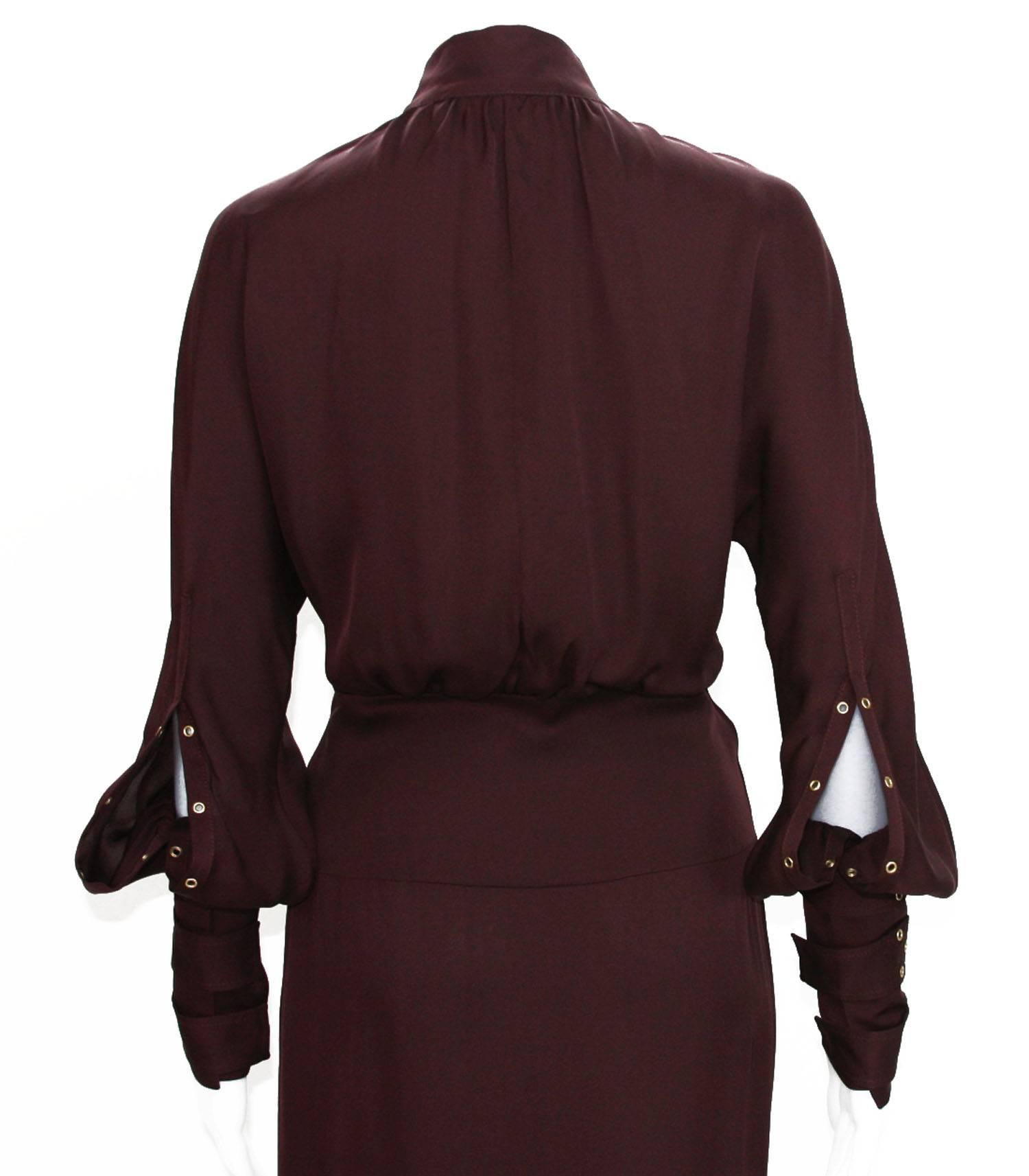 Tom Ford für Gucci 2003 Kollektion Burgunderfarbenes Kleid mit Ösenärmeln und 3 Schnallenverschlüssen 40 -  im Angebot 2
