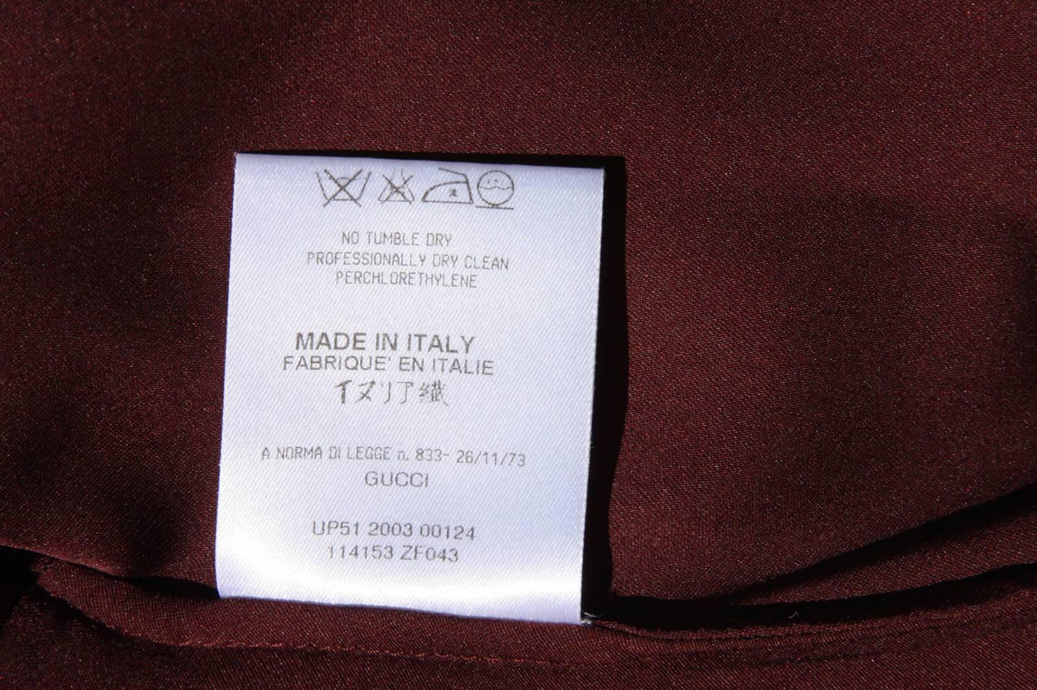 Tom Ford für Gucci 2003 Kollektion Burgunderfarbenes Kleid mit Ösenärmeln und 3 Schnallenverschlüssen 40 -  im Angebot 3