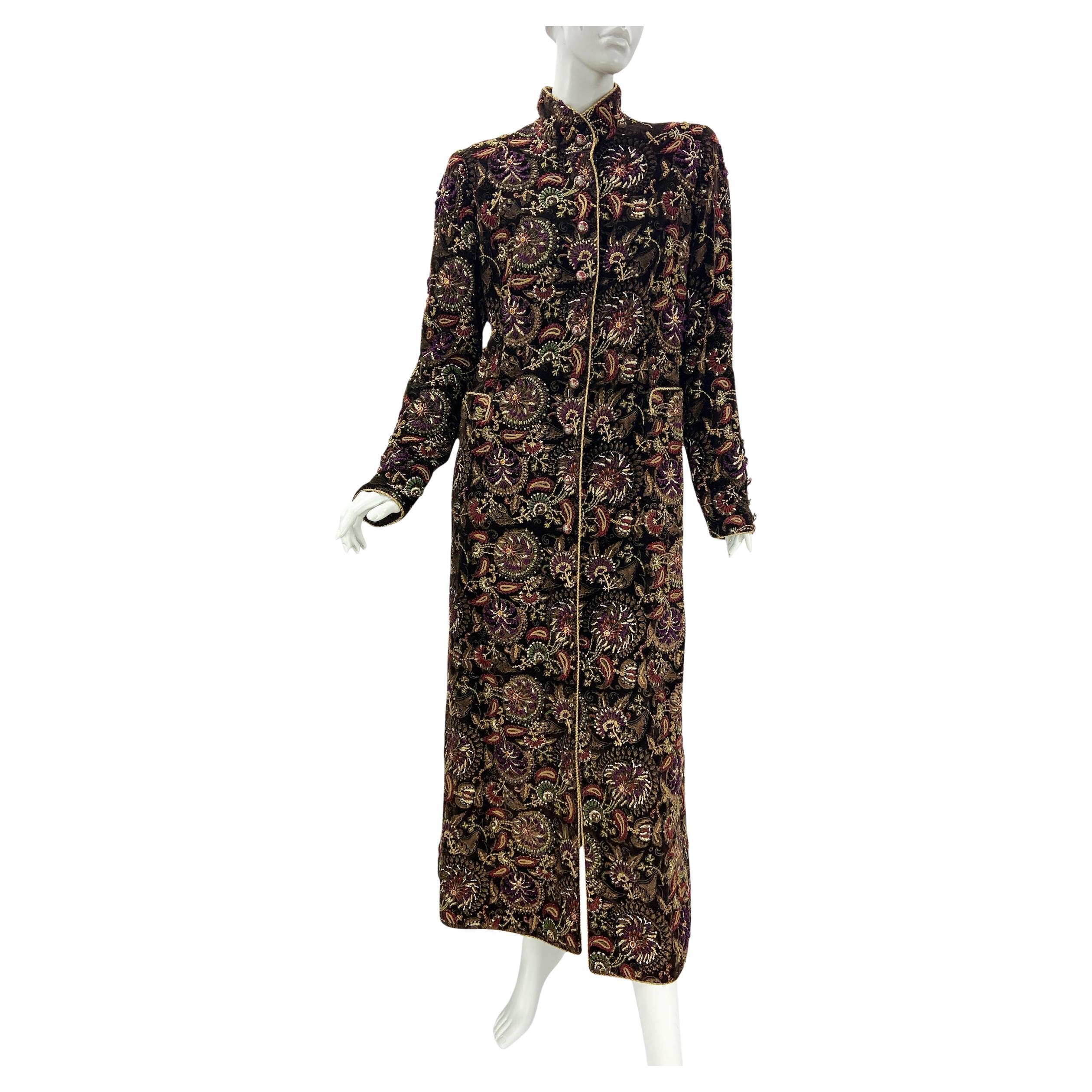 Oscar De La Renta A/I 2003 Cappotto in velluto cioccolato scuro riccamente impreziosito US 12