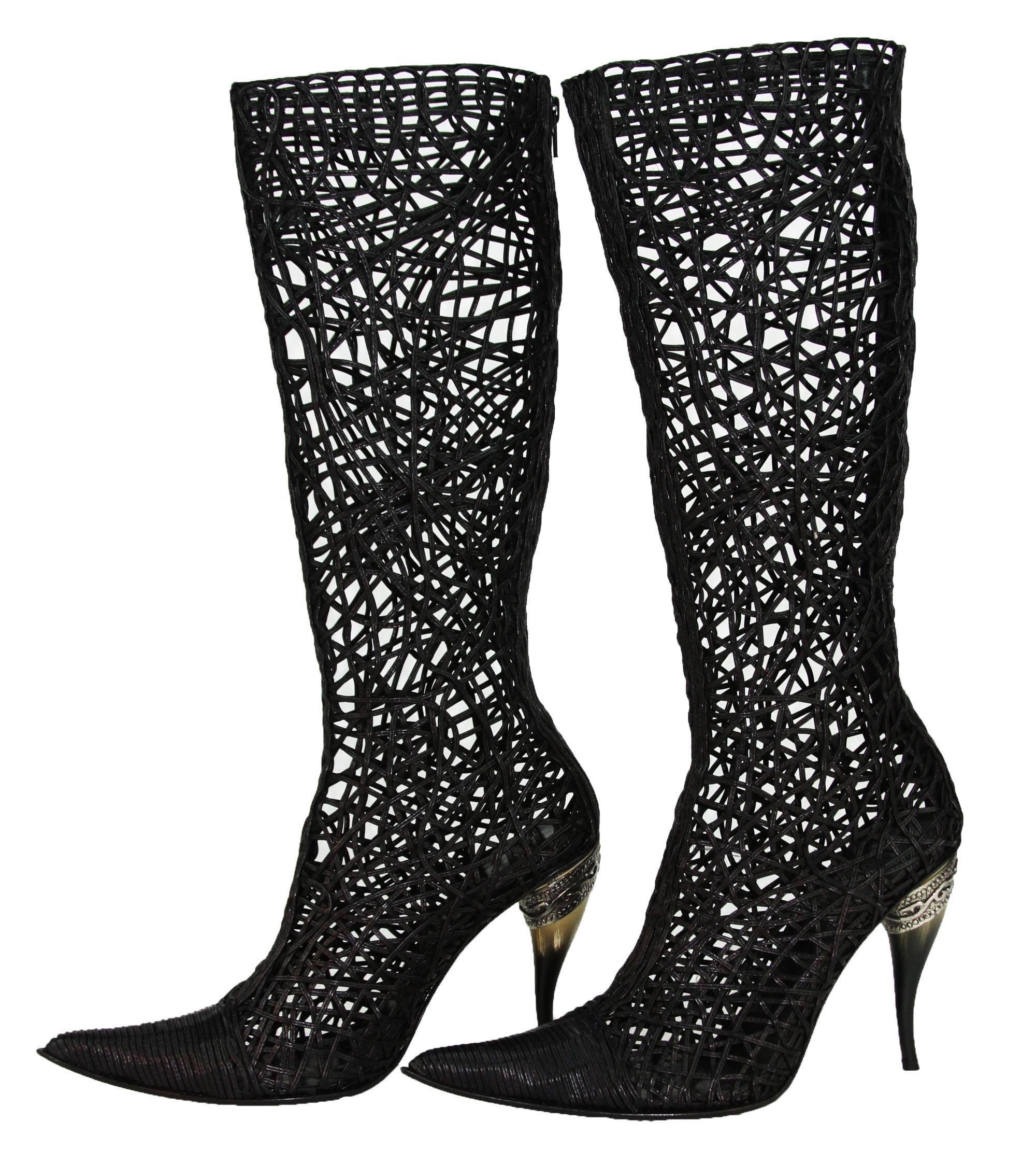 New GIANNI BARBATO Leather Braided Cage Boots
Designer Size - 39
100% Braided Leather
Color – Black
Horn-Like Heel with Silver Frame, Back Side Zip Closure, Leather Sole and Insole, Pointed Toe
Heel Height – 4 inches.
Made in Italy.
Retail
