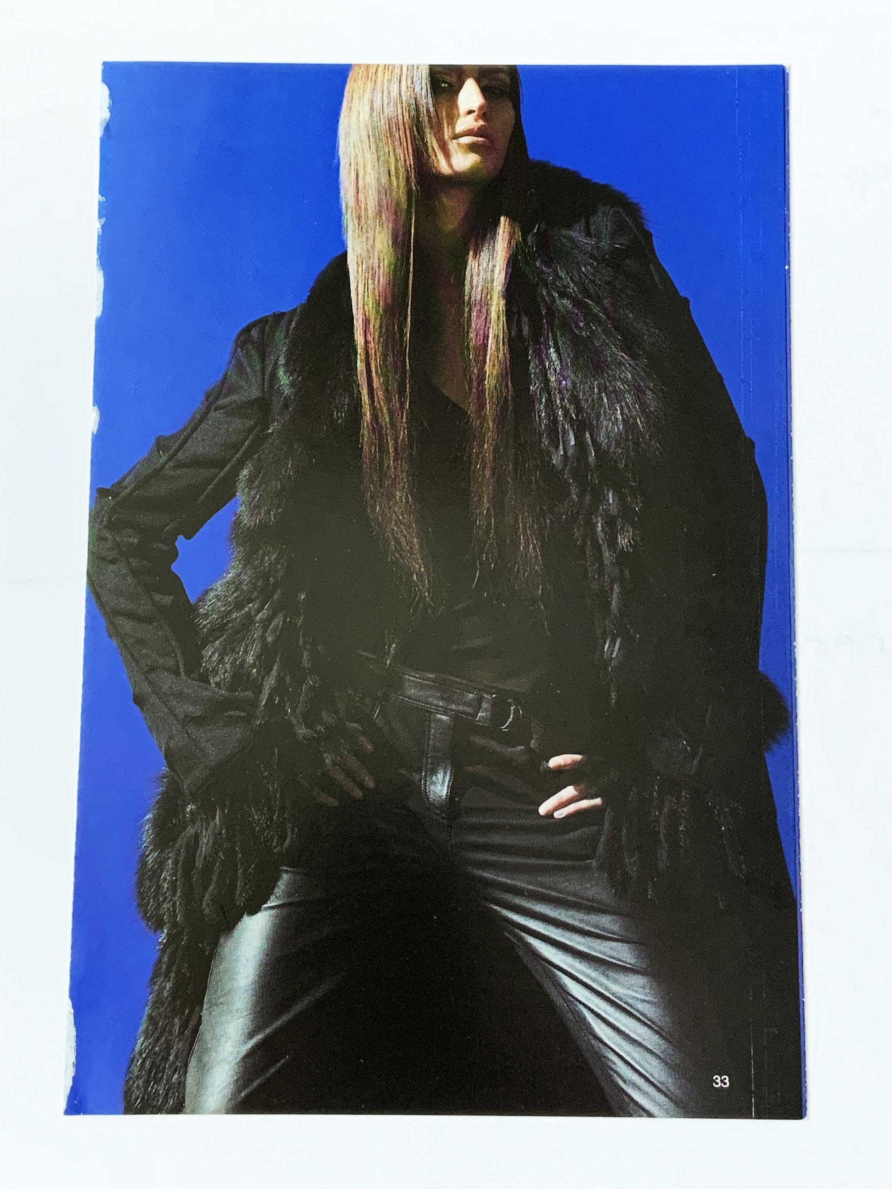Raro e iconico cappotto da passerella Versace della collezione Autunno/Inverno 2003, disegnato da Donatella Versace. Questo sorprendente cappotto nero è realizzato in morbida lana d'angora e presenta una lussuosa pelliccia di volpe lungo il colletto
