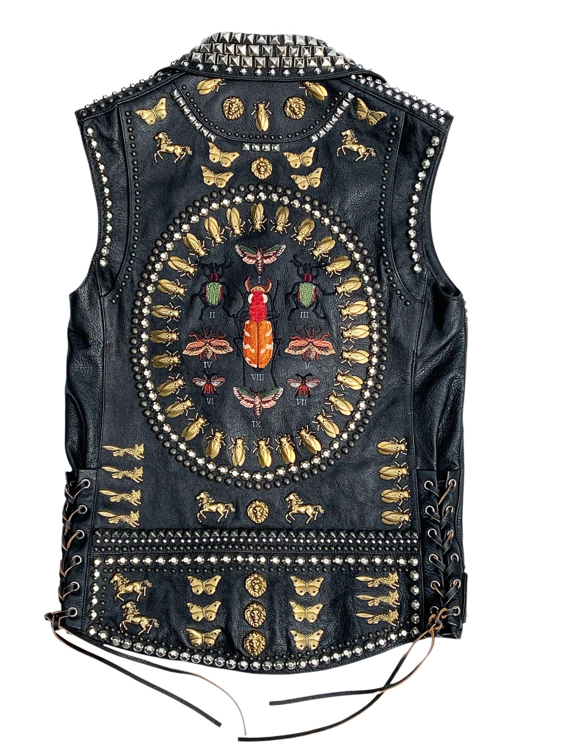La veste en cuir brodée et cloutée de Gucci pourrait être vue sur Ozzy Ousbourne pendant sa tournée. Unisexe en vente