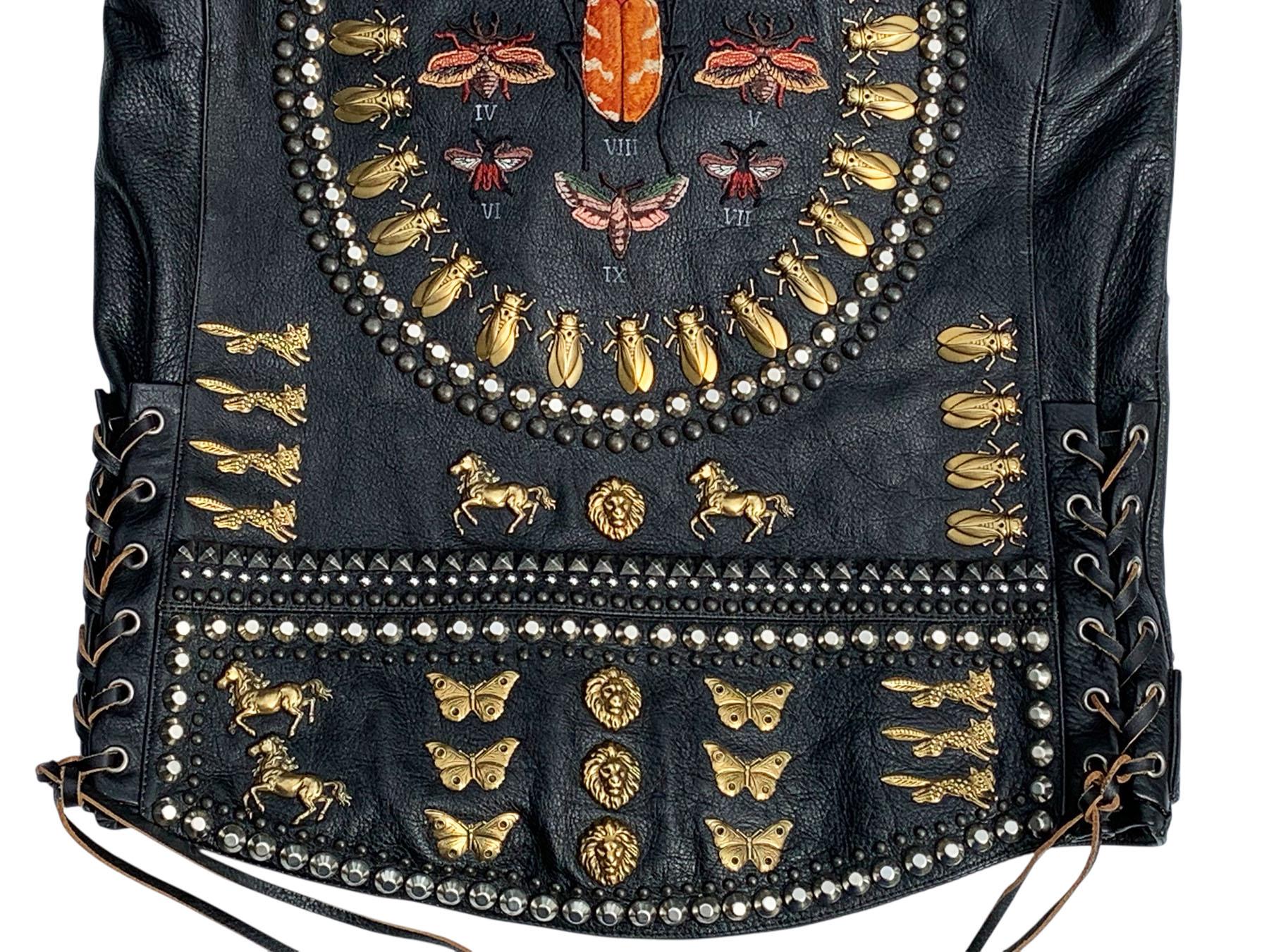 La veste en cuir brodée et cloutée de Gucci pourrait être vue sur Ozzy Ousbourne pendant sa tournée. en vente 4