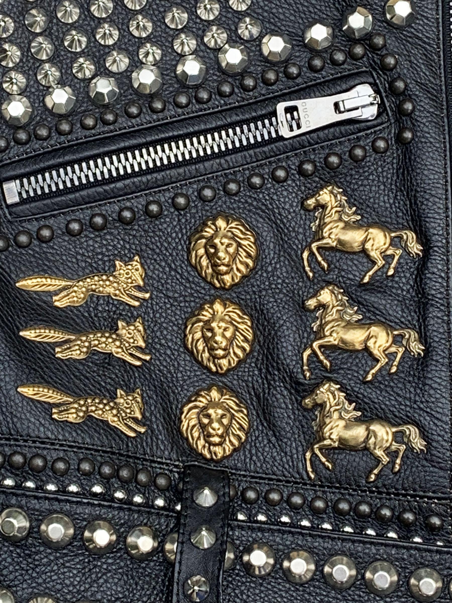 La veste en cuir brodée et cloutée de Gucci pourrait être vue sur Ozzy Ousbourne pendant sa tournée. en vente 7