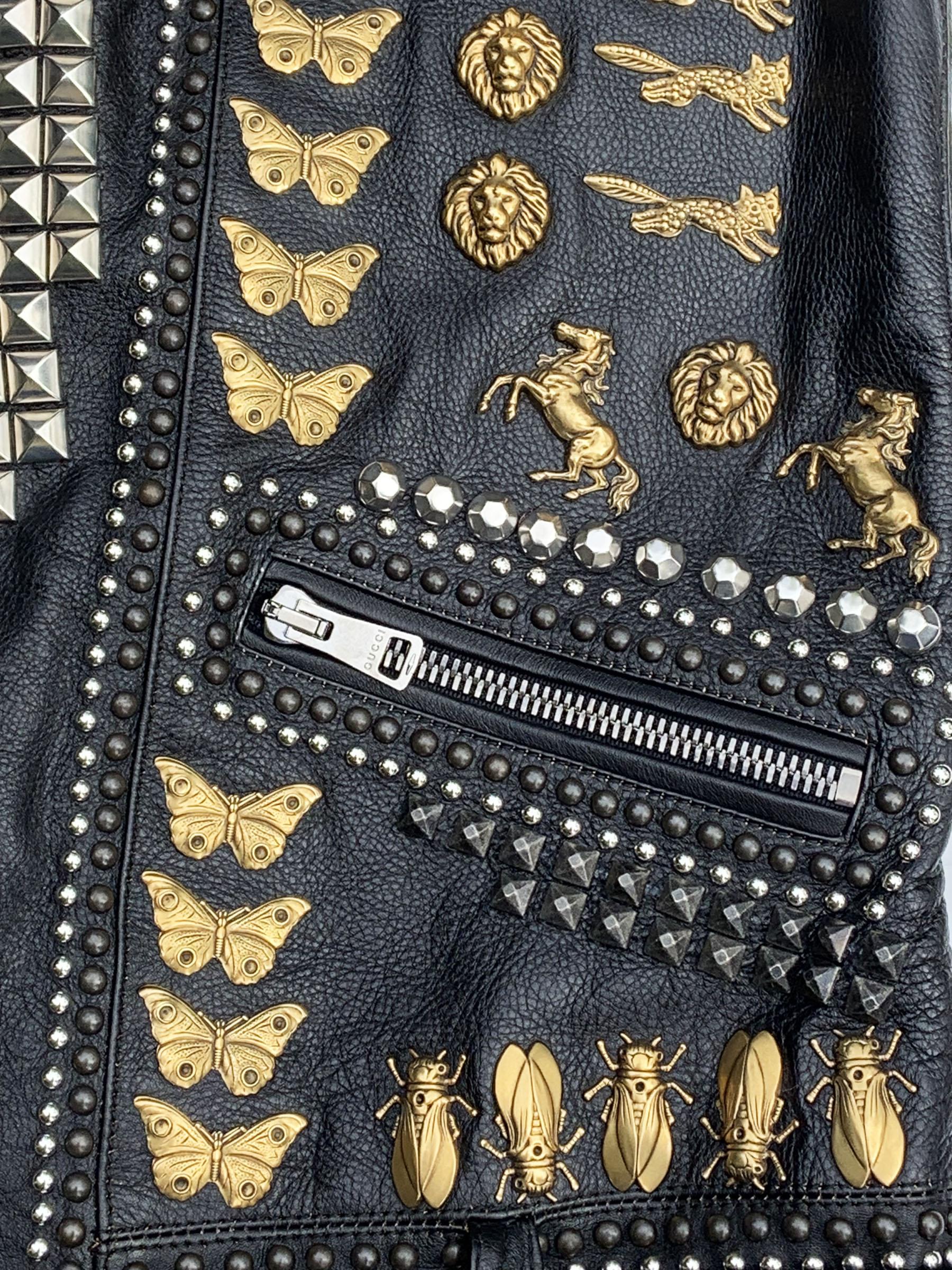 La veste en cuir brodée et cloutée de Gucci pourrait être vue sur Ozzy Ousbourne pendant sa tournée. en vente 6
