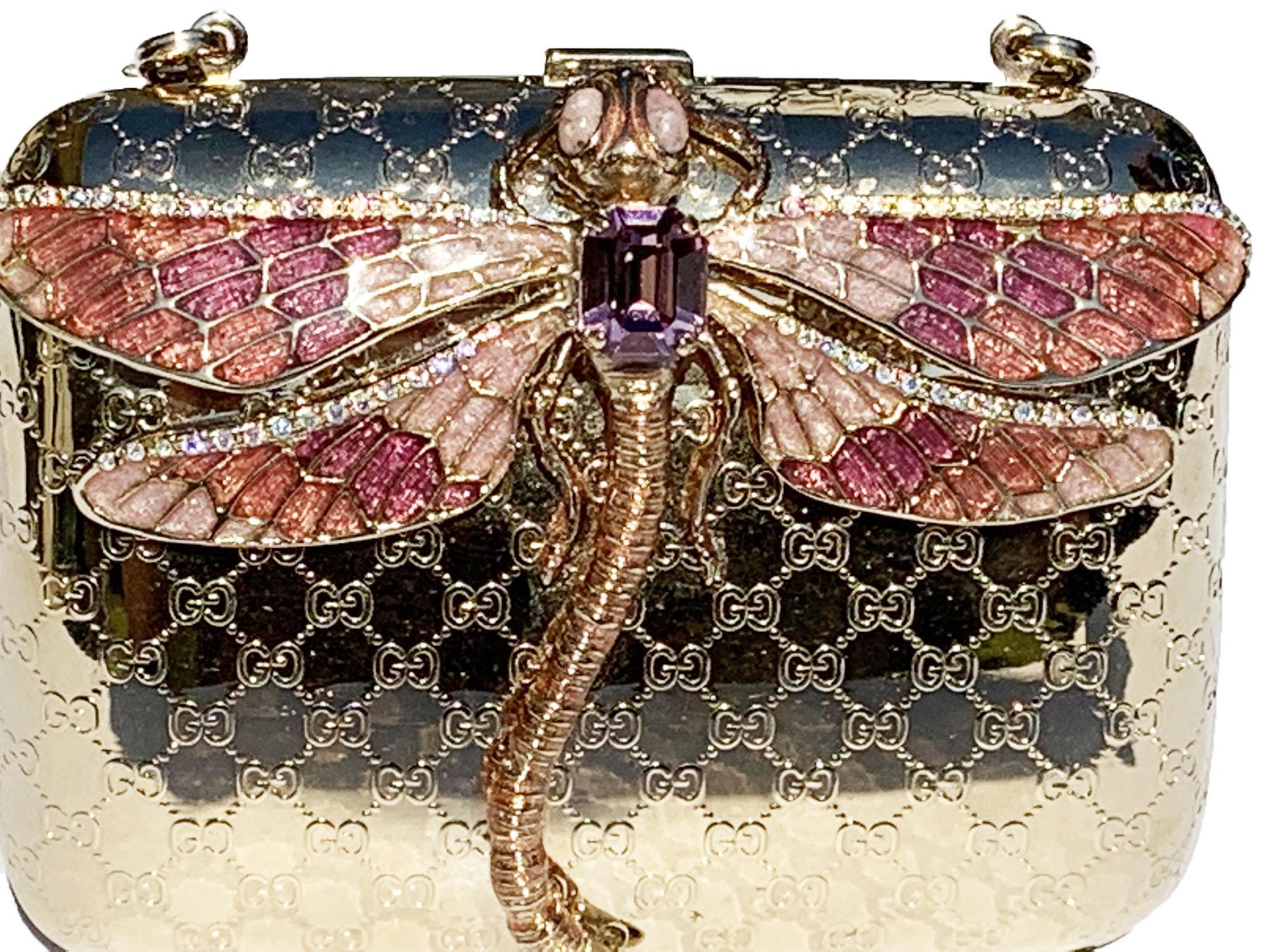 Tom Ford for Gucci Gold Dragonfly Minaudiere en métal doré et émail micro Guccissima embossé
Pièce de collection extraordinaire de l'ère Tom Ford chez Gucci, cette pochette minaudière rare et opulente capture le glamour décadent du design du début