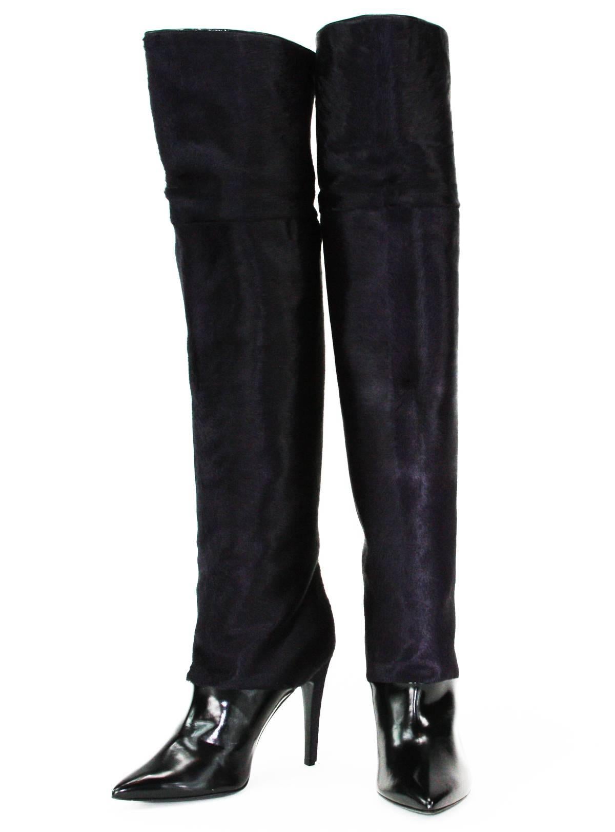 Nuevo PIERRE HARDY Botas Combinadas por Encima de la Rodilla
Talla italiana 39,5 - US 9
Color - Piel negra, Piel morada oscura
Cuero y  Pelo de poni
Puntera
Forro y suela de cuero
Tacón Cubierto de Pelo de Poni - 4 pulgadas ( 10 CM )
Estilo Pull