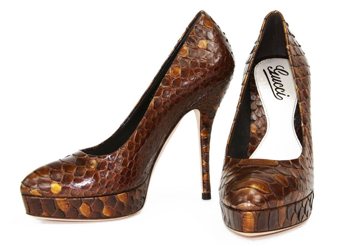 New Gucci Python Platform Shoes Pumps
Italian Size 36 - US 6
100% Real Python
Color - Amber
Metallic Gold-tone Accents Throughout
Covered Stiletto Heel - 5 inches (12.5 cm)
Platform - 6/8 inches (2 cm)
Made in Italy
New with Box.