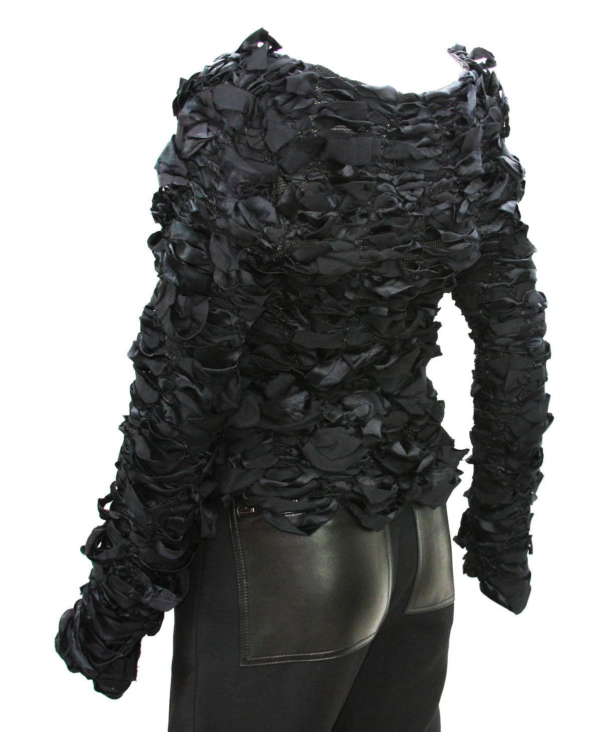 Tom Ford for Yves Saint Laurent
Collezione Autunno/Inverno 2001
Taglia italiana S
Colore - Nero, Top increspato ed elasticizzato, Rifinitura del tessuto - 100% seta.
Prodotto in Italia
Condizioni eccellenti.
Cintura in pelle Runway Wide abbinata