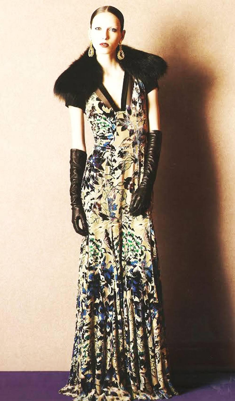 New ETRO Velvet Floral Printed Dress Gown (robe imprimée en velours)
Taille italienne 44
Couleurs - Bleu et vert sur fond nude, Entièrement doublé en soie, Fermeture zippée au dos.
Mesures : Longueur - 65 pouces, Taille - 30 pouces, Poitrine -