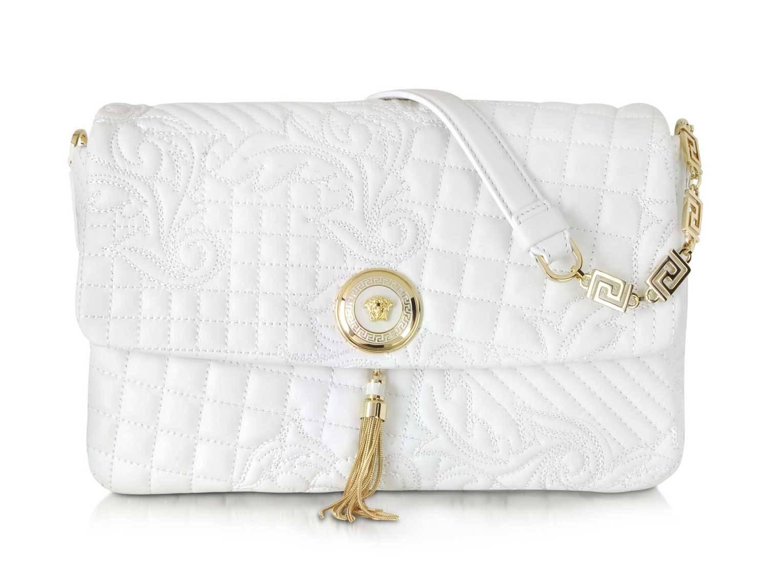 New Versace leather shoulder bag from 'Vanitas' collection.
Medea from the "Vanitas" line is a perfectly sized shoulder bag with a Greca chain detail on the shoulder strap, effortless chic.
White quilted leather with embroidered floral