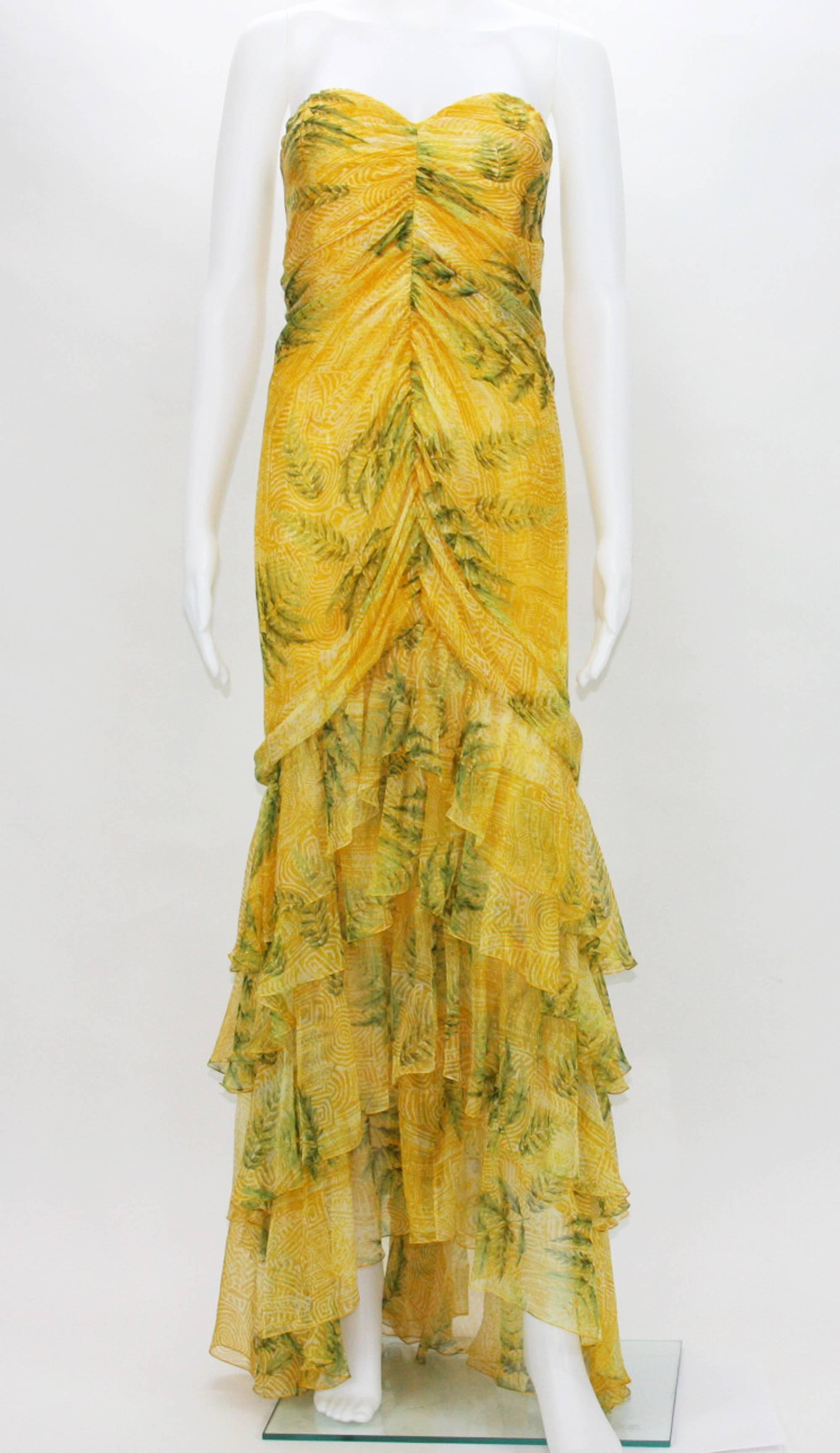 New Oscar De La Renta Long Dress Gown
S/S 2004 Collection
Designer size 8
100% Silk, Yellow back ground with White and Green Leave Pattern.
Sweetheart Neckline, Internal Bustier with Boning, Back Zip Closure, Padded Cups, Fabric Gathering at Front,