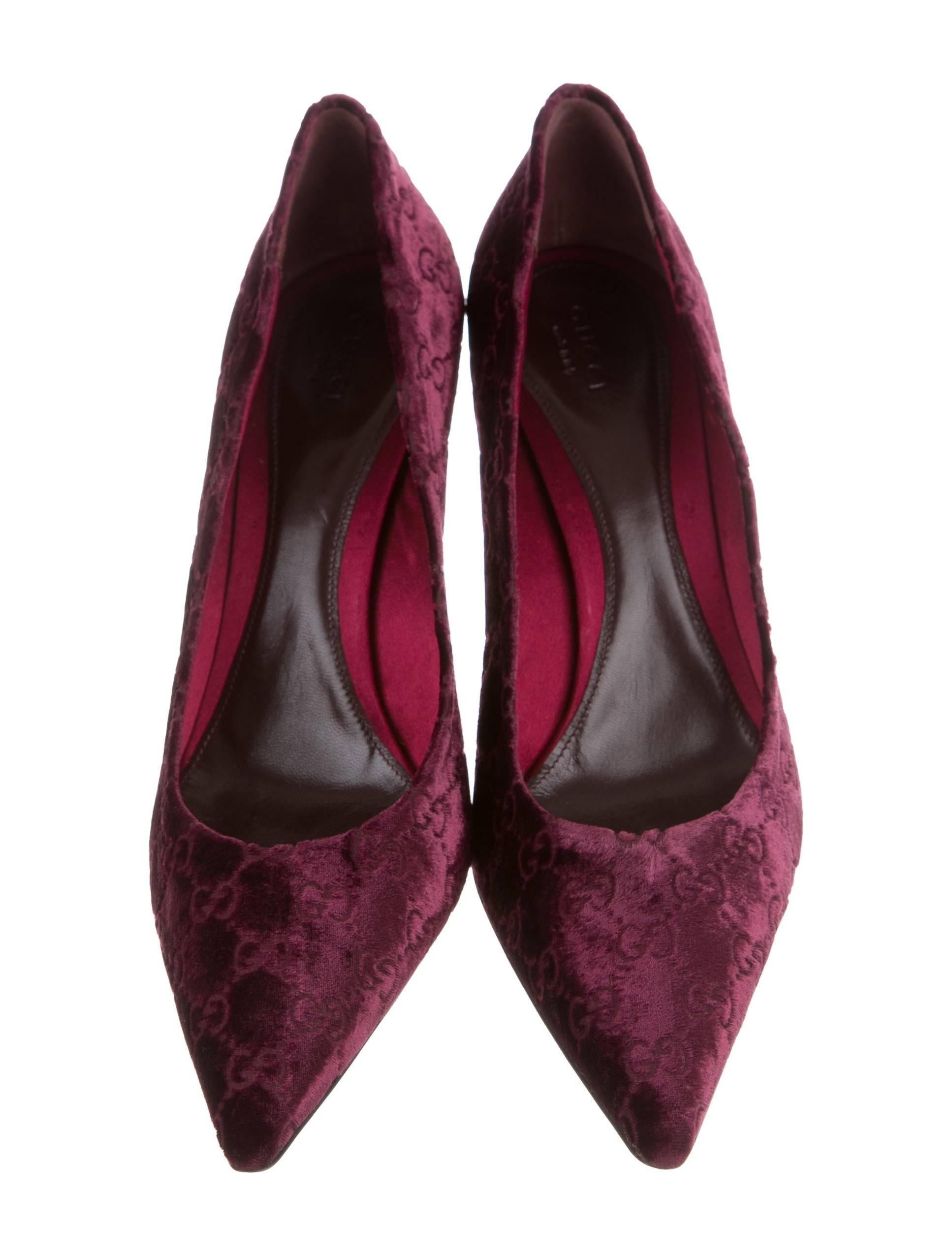 New Tom Ford for Gucci Velvet GG Pumps
Highly Collectible Pair from Tom Ford Era
Designer size - 11B
Color - Black Cherry
Velvet with GG Imprint
Snakeskin Covered Heel - 3.5 inches
Gold-tone Bamboo Detail
Leather Sole and Insole
Made in Italy
New