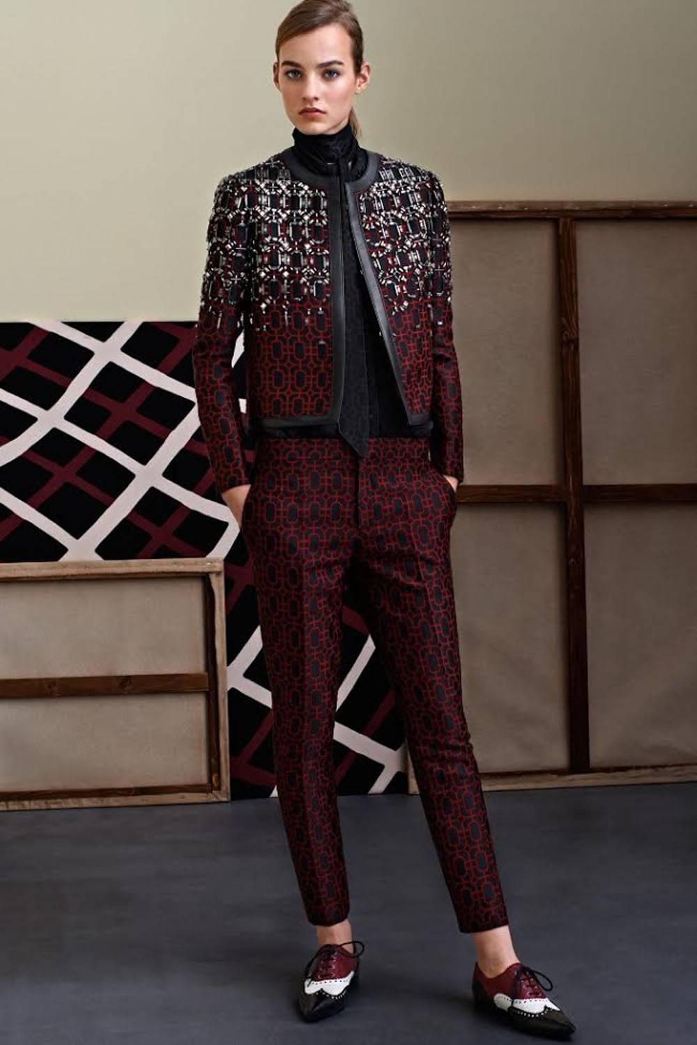 New Gucci Beaded Embellished Women's Pant Suit
Italian size 40 - US 4,6.
Colors - Burgundy/Black
Jacket: Crystal and Metal Embellishment, Black Leather Trim, Hooks Closure, Fully Lined.
Pants: Normal Waist, Four Pockets Style.
Fabric Content: 44%