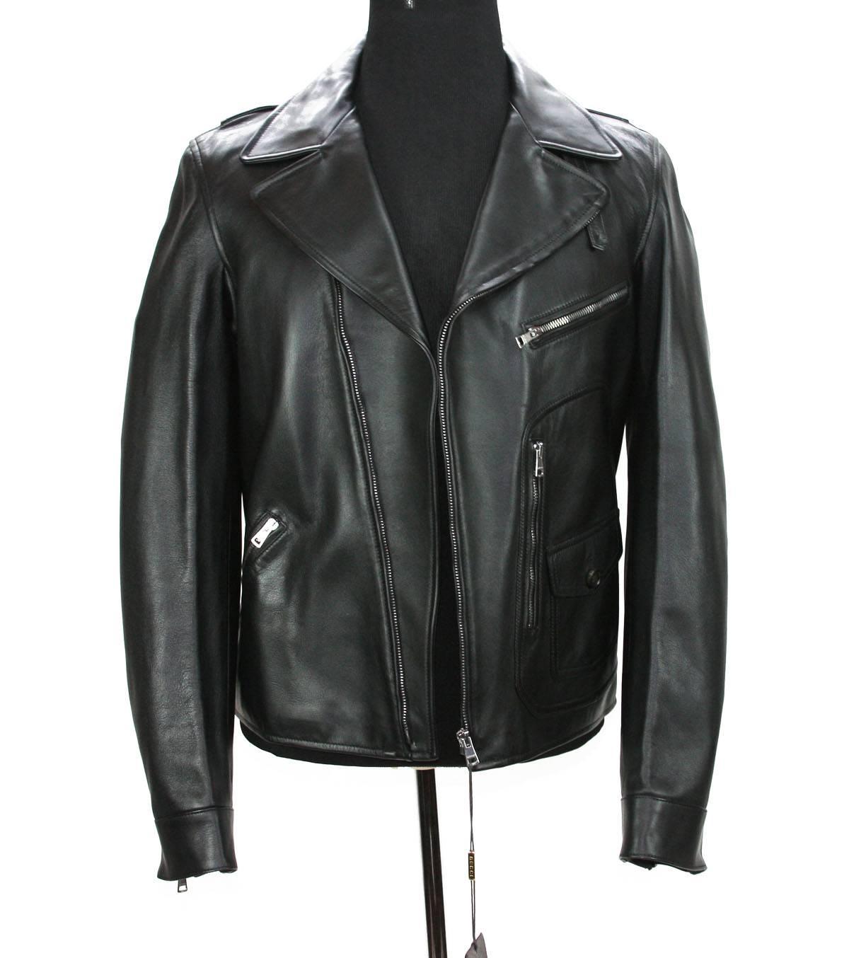 New GUCCI Men's Black Leather Moto Biker Jacket
Italian Size 52 - US 42.
100% Leather, Black Color.
Single Front Zippered, Zip Cuffs Details, Four Style Pockets, One Inner Pocket.
Oversize Metal Hardware, Fully Lined, Embossed GUCCI Trademark