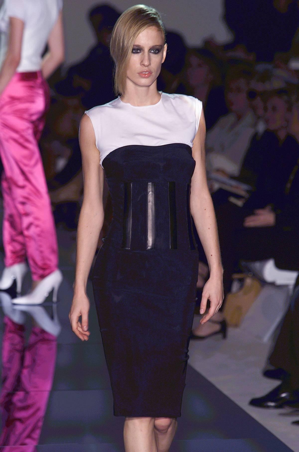 TOM FORD for GUCCI Vestido de cóctel con corsé negro
Colección Pasarela S/S 2001
Talla 40 italiana - US 2/4
Vestido estilo corsé, detalle de piel por delante y por detrás,
Cierre con cremallera lateral trasera, tejido elástico, totalmente