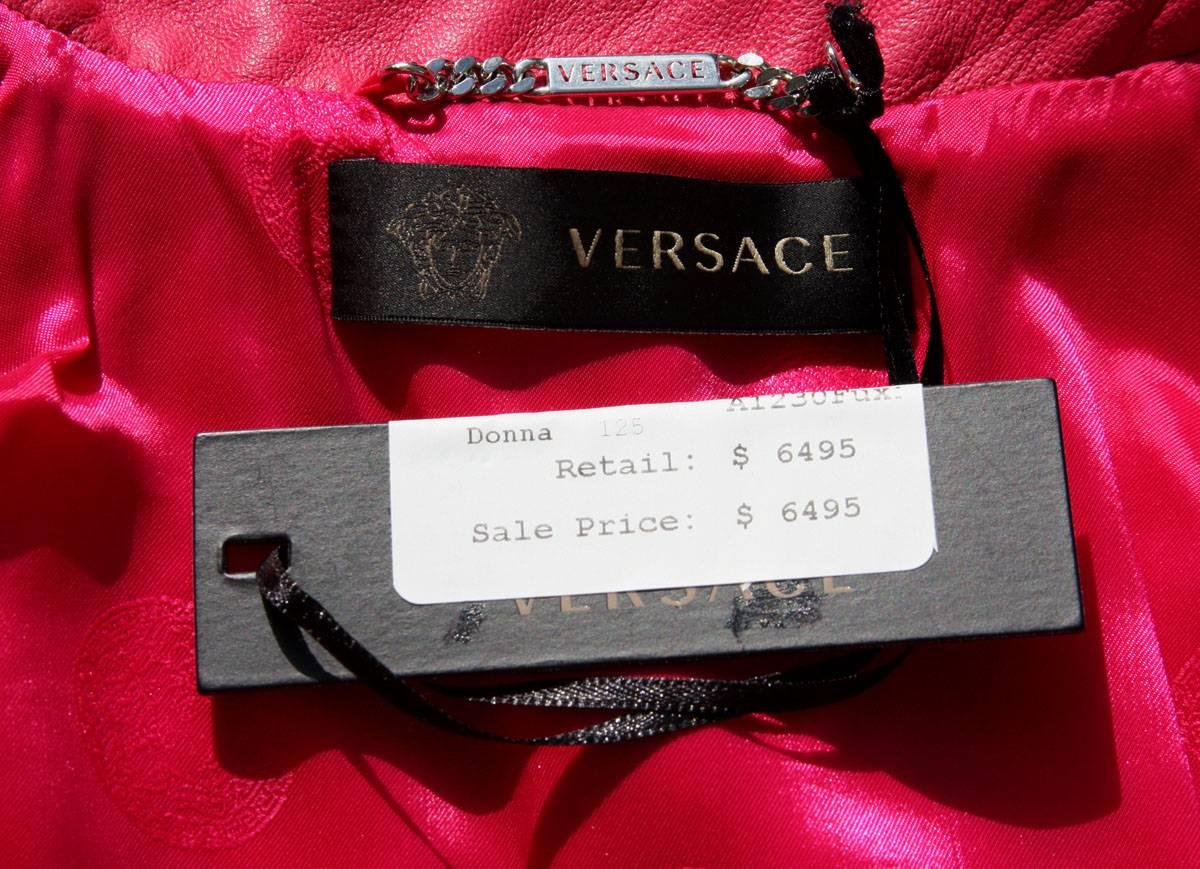 Versace - Veste Moto Medusa matelassée en cuir matelassé rose vif, taille IT 38, état neuf, 6 950 $ en vente 4