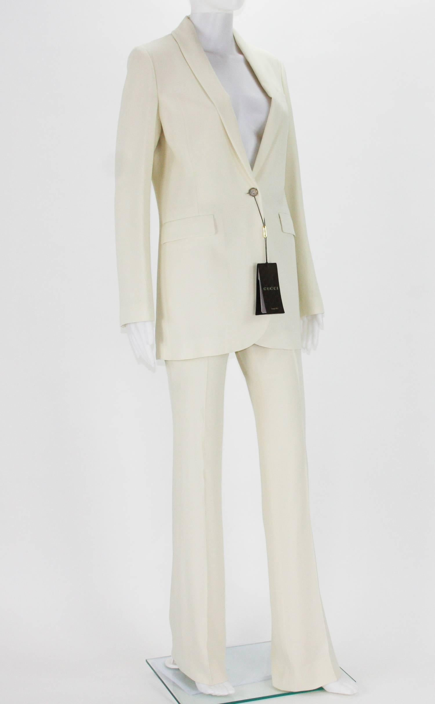 New Gucci Women's Matte Satin Pant Suit
Italian size 40 - US 4
Designer color - Alabaster
Content: 61% Rayon, 39% Acetate, Lining - 90% Silk, 10% Elastane.
Blazer - Single Button Closure, Straight Silhouette, Welt Chest Pocket, Two Front Flap