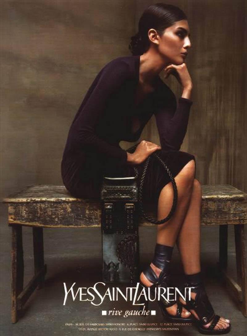 Pochette du sac à bandoulière iconique Tom Ford pour Yves Saint Laurent
Collection F/W 2001 
Cuir noir
Poignée tressée, motif brodé, ornementation en œillet, fermeture à double boucle, une poche à rabat sur le devant, une poche intérieure.
Excellent